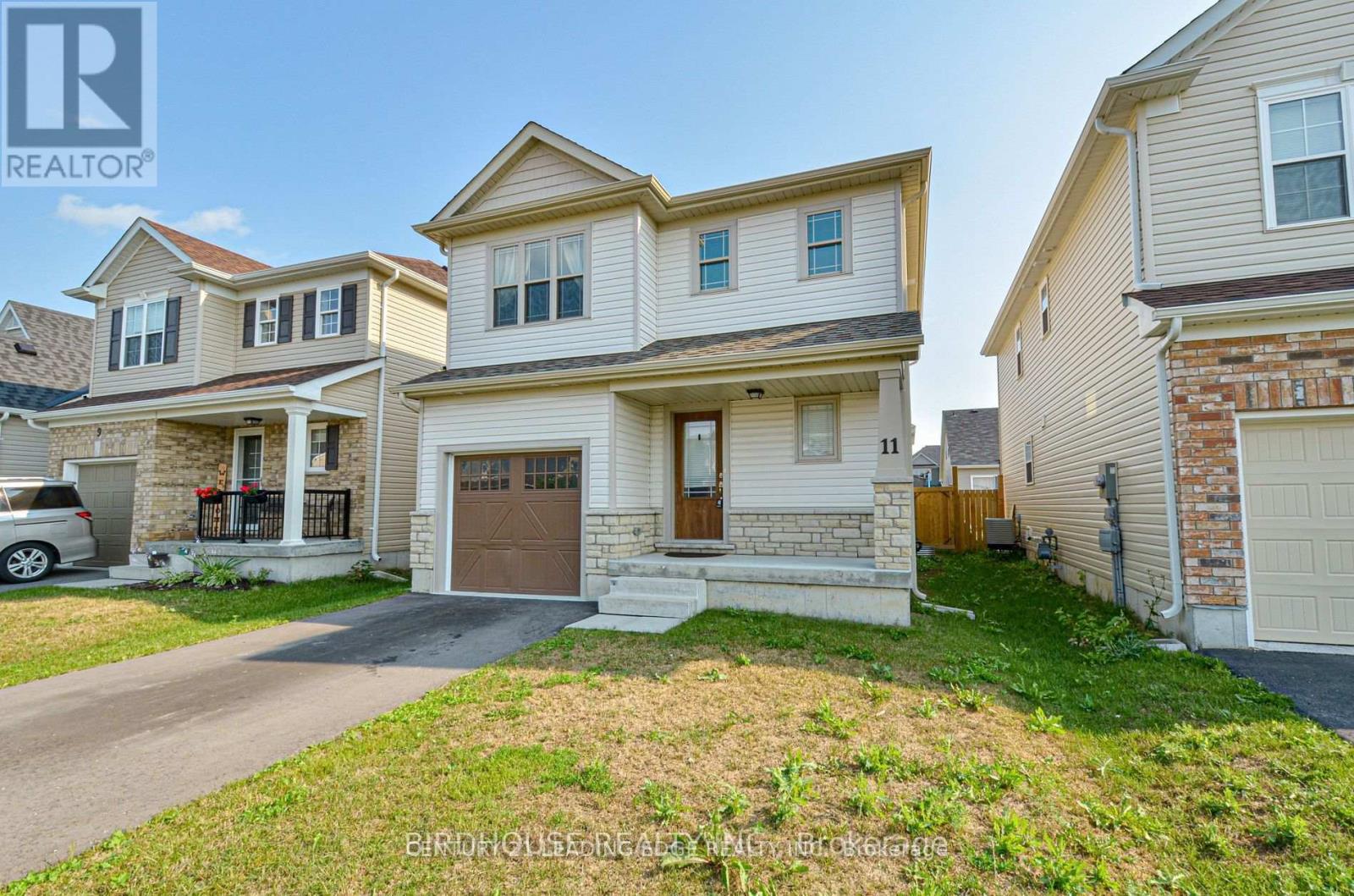 11 Silverbrook Avenue, Kawartha Lakes (Lindsay), Ontario  K9V 0B2 - Photo 2 - X12613382