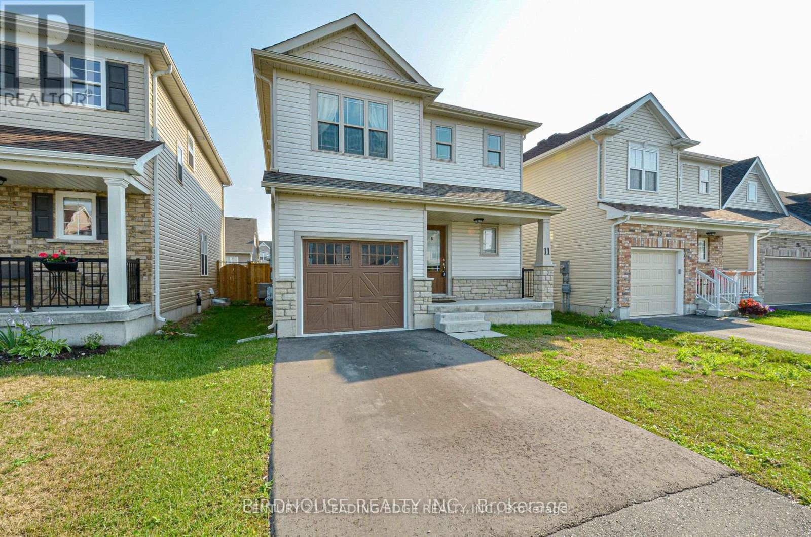 11 Silverbrook Avenue, Kawartha Lakes (Lindsay), Ontario  K9V 0B2 - Photo 3 - X12613382