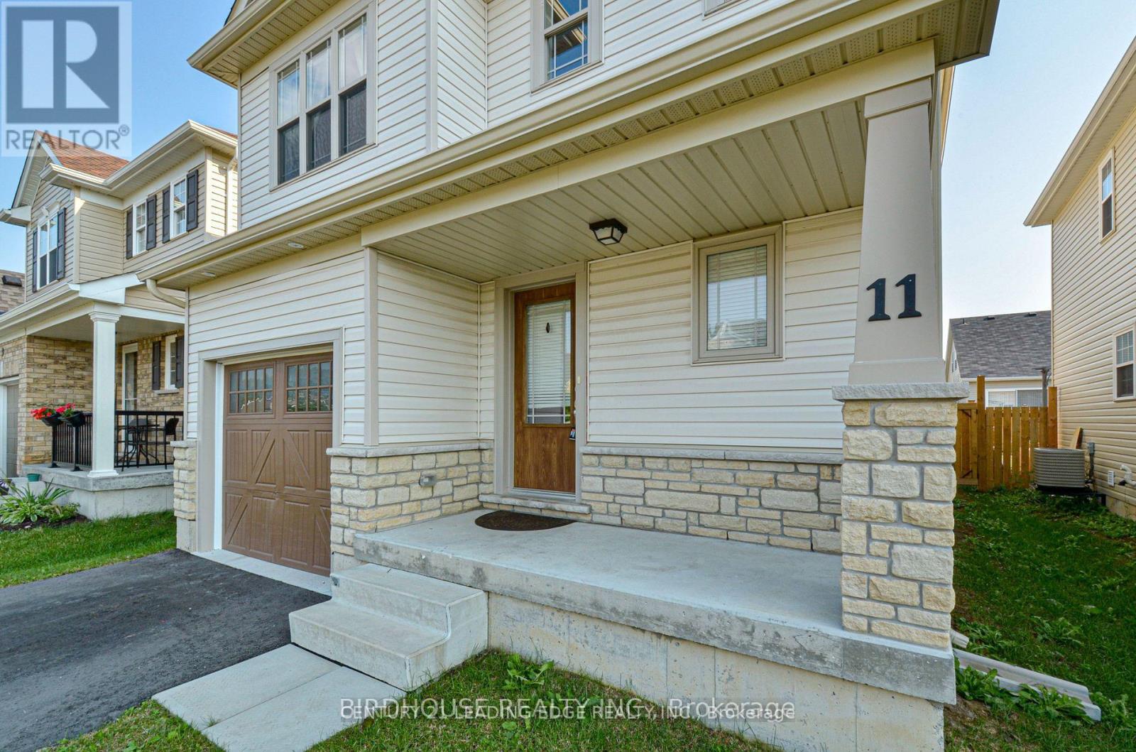 11 Silverbrook Avenue, Kawartha Lakes (Lindsay), Ontario  K9V 0B2 - Photo 4 - X12613382