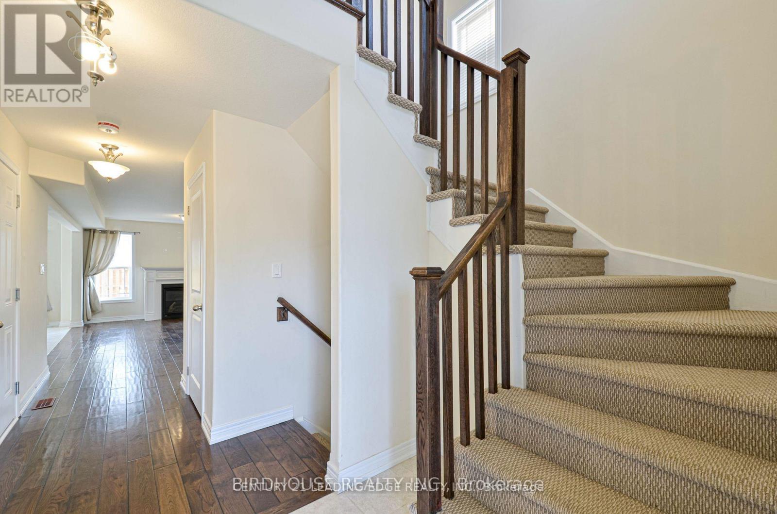 11 Silverbrook Avenue, Kawartha Lakes (Lindsay), Ontario  K9V 0B2 - Photo 5 - X12613382