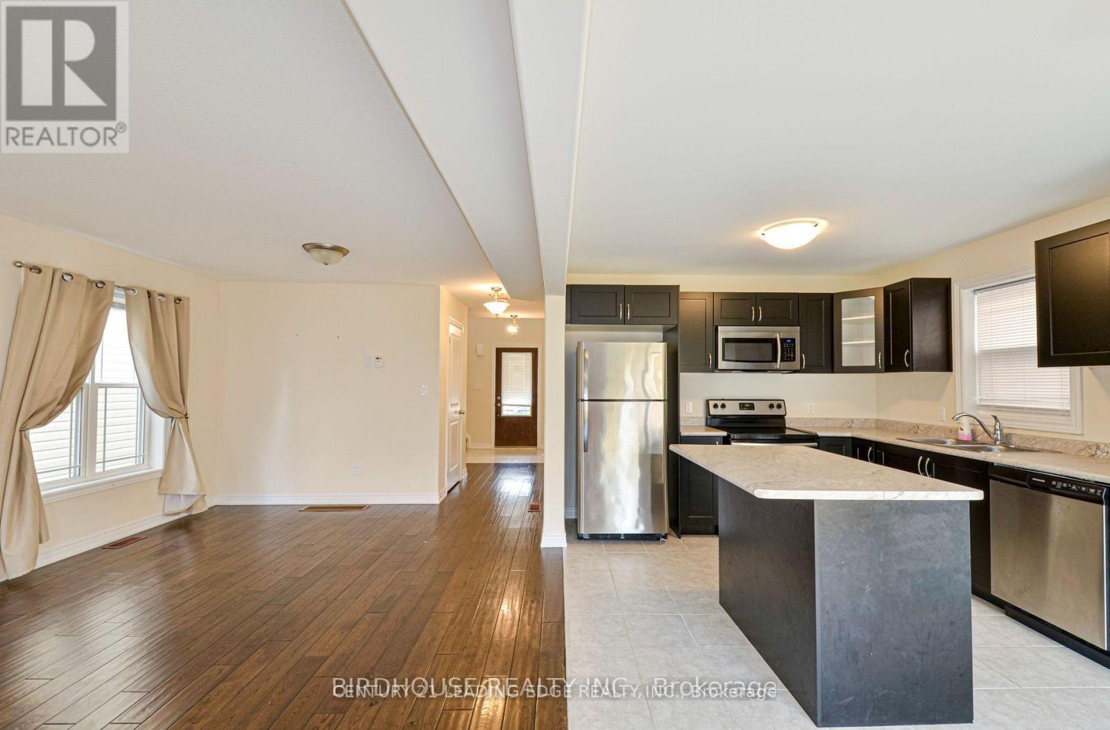 11 Silverbrook Avenue, Kawartha Lakes (Lindsay), Ontario  K9V 0B2 - Photo 9 - X12613382