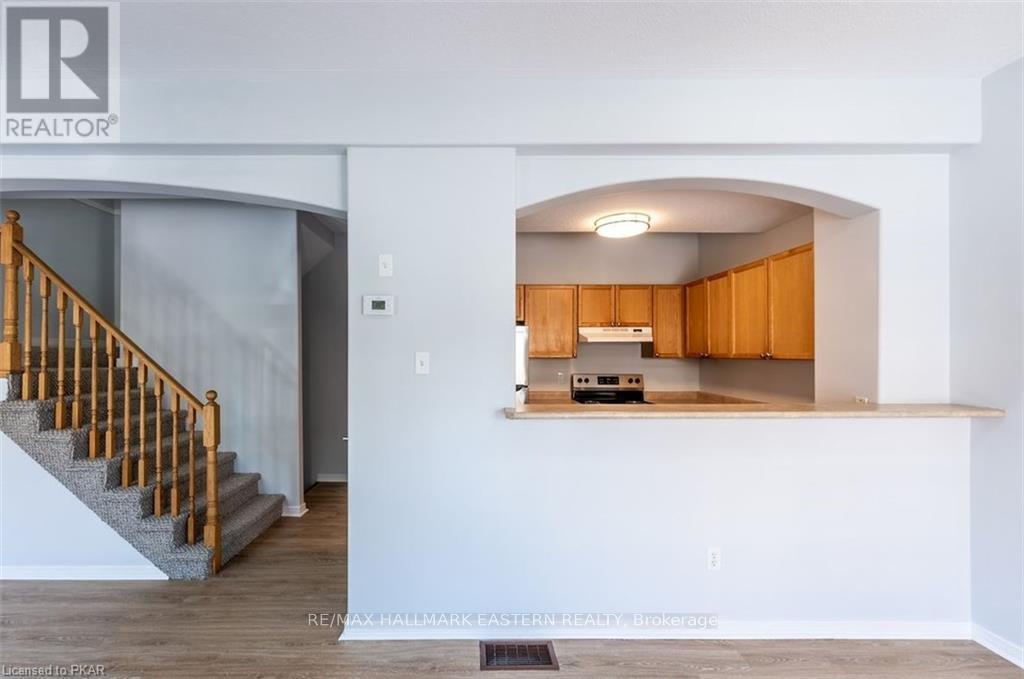 801 - 246 Spillsbury Drive, Peterborough West (South), Ontario  K9K 0A1 - Photo 3 - X12613662