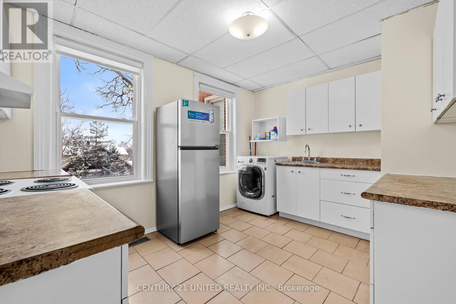 234 Antrim Street, Peterborough (Town Ward 3), Ontario  K9H 3G4 - Photo 7 - X12616082