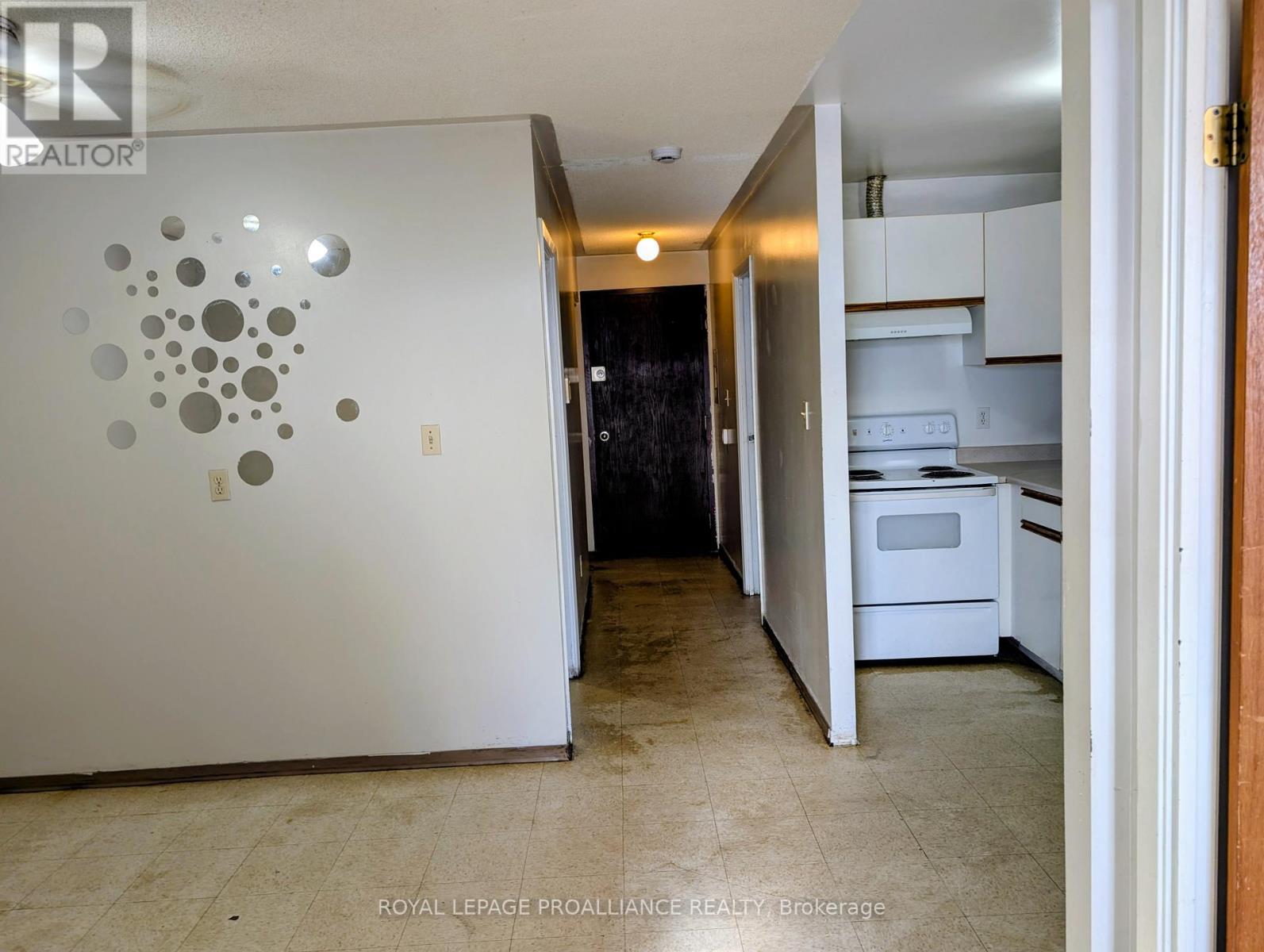 204 - 328 Aylmer Street N, Peterborough (Town Ward 3), Ontario  K9H 3V6 - Photo 2 - X12633774