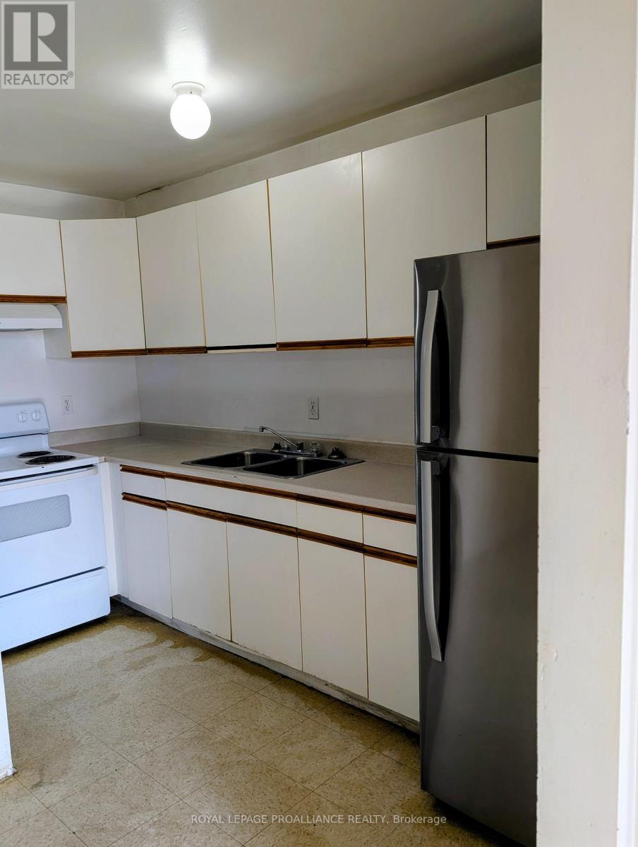 204 - 328 Aylmer Street N, Peterborough (Town Ward 3), Ontario  K9H 3V6 - Photo 4 - X12633774