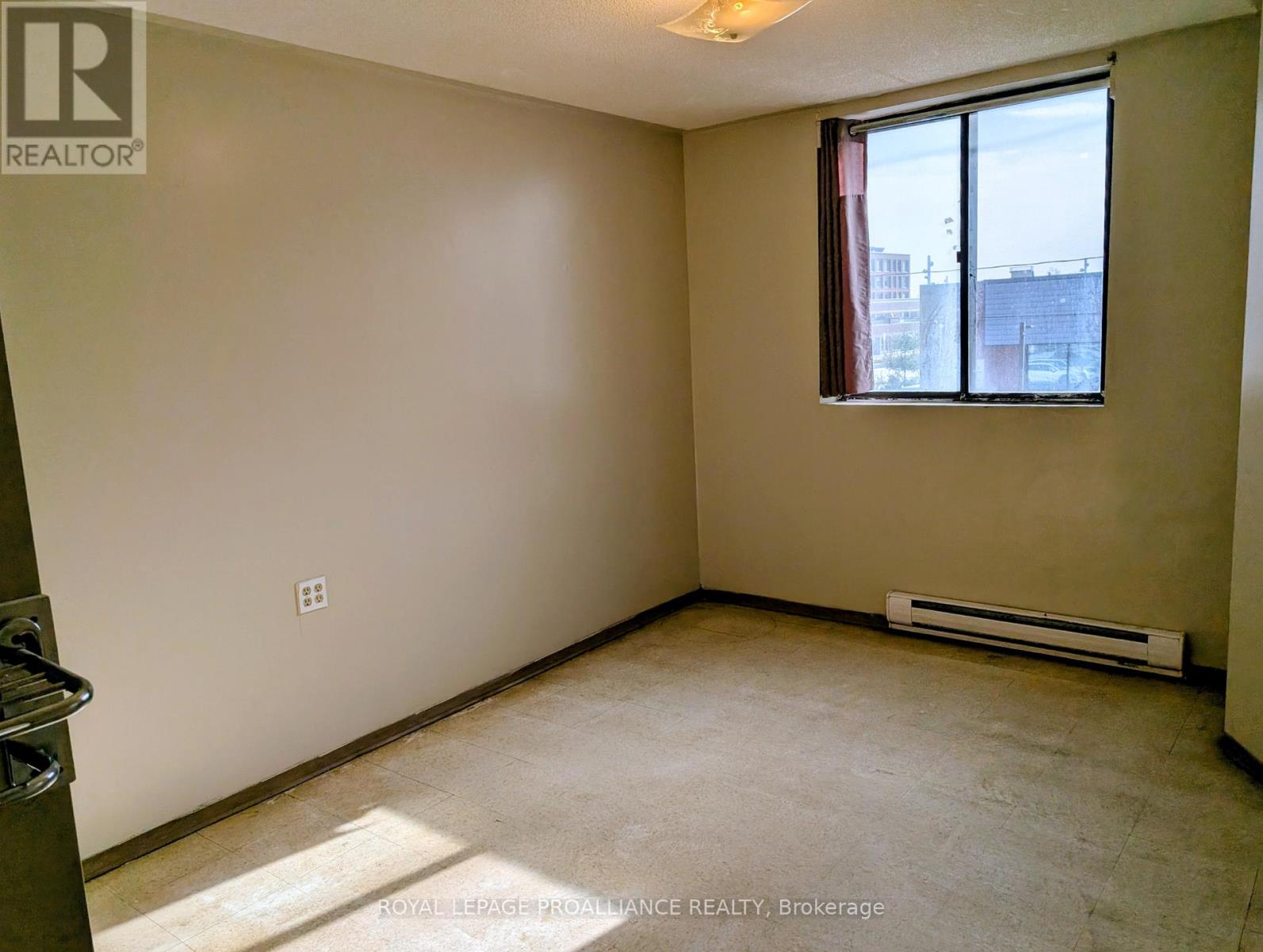 204 - 328 Aylmer Street N, Peterborough (Town Ward 3), Ontario  K9H 3V6 - Photo 6 - X12633774