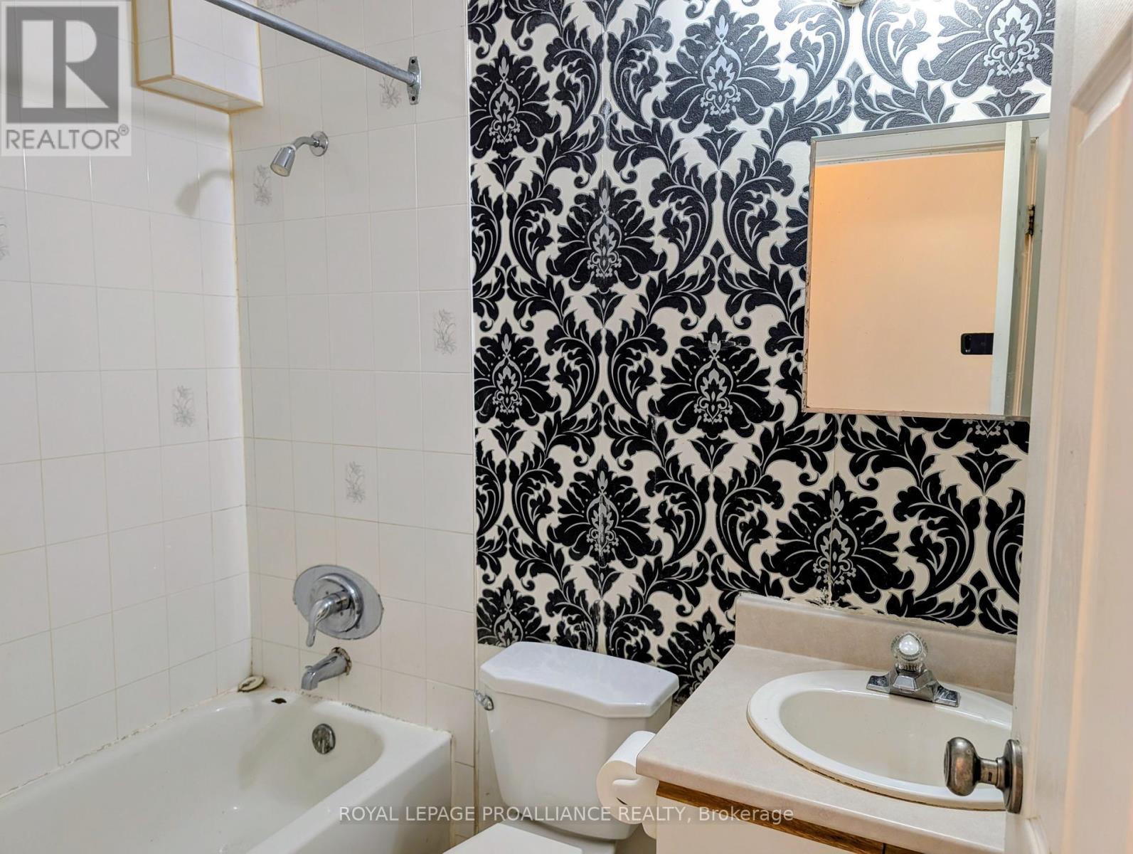 204 - 328 Aylmer Street N, Peterborough (Town Ward 3), Ontario  K9H 3V6 - Photo 7 - X12633774