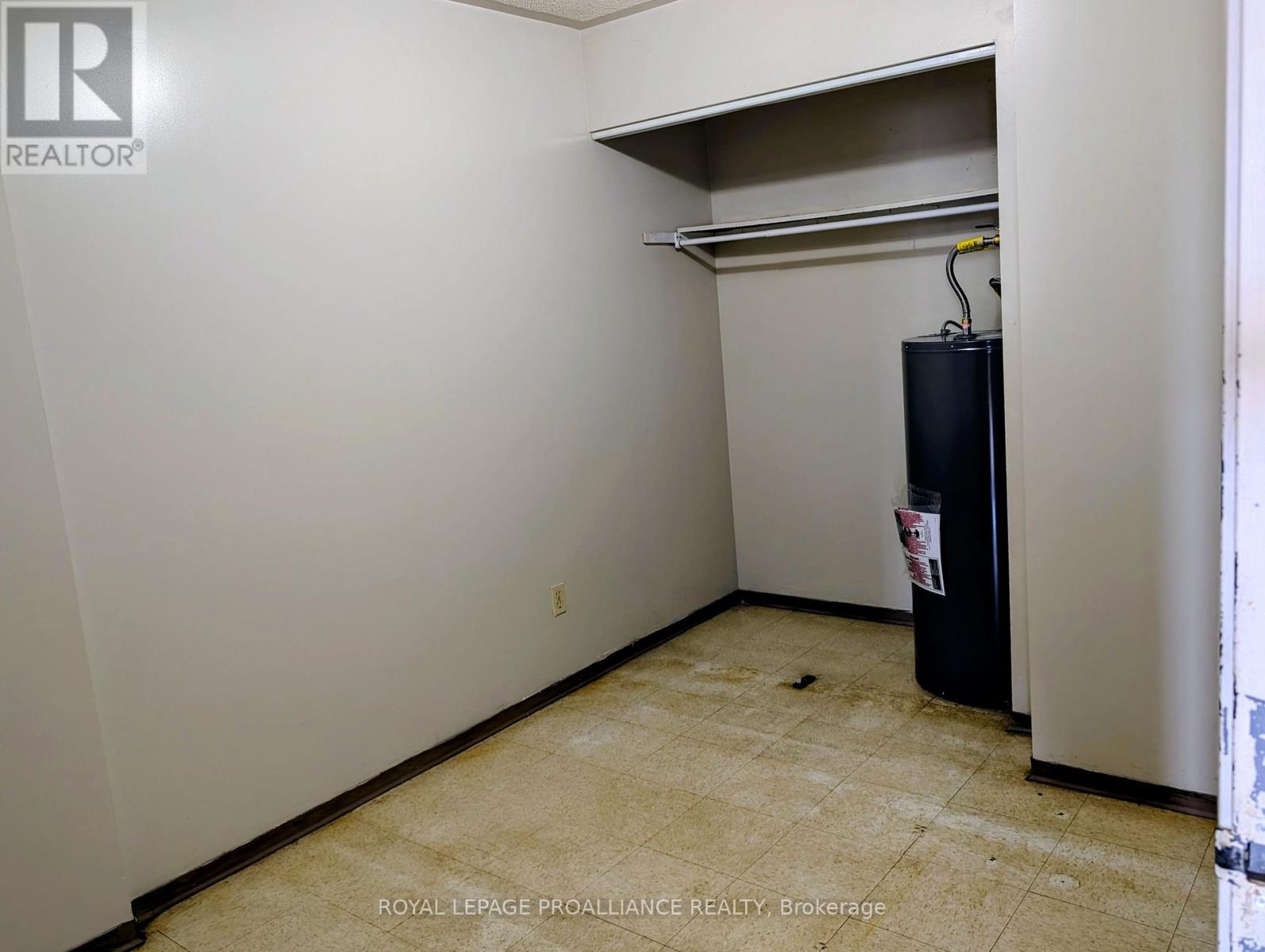 204 - 328 Aylmer Street N, Peterborough (Town Ward 3), Ontario  K9H 3V6 - Photo 8 - X12633774