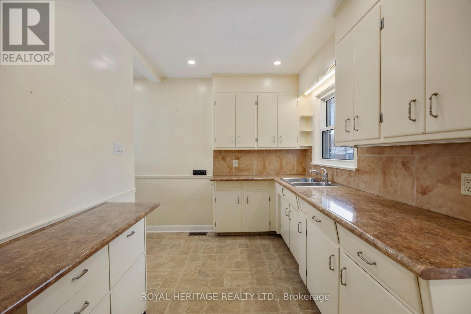 6 Sunset Court, Kawartha Lakes (Lindsay), Ontario  K9V 2S1 - Photo 15 - X12636864