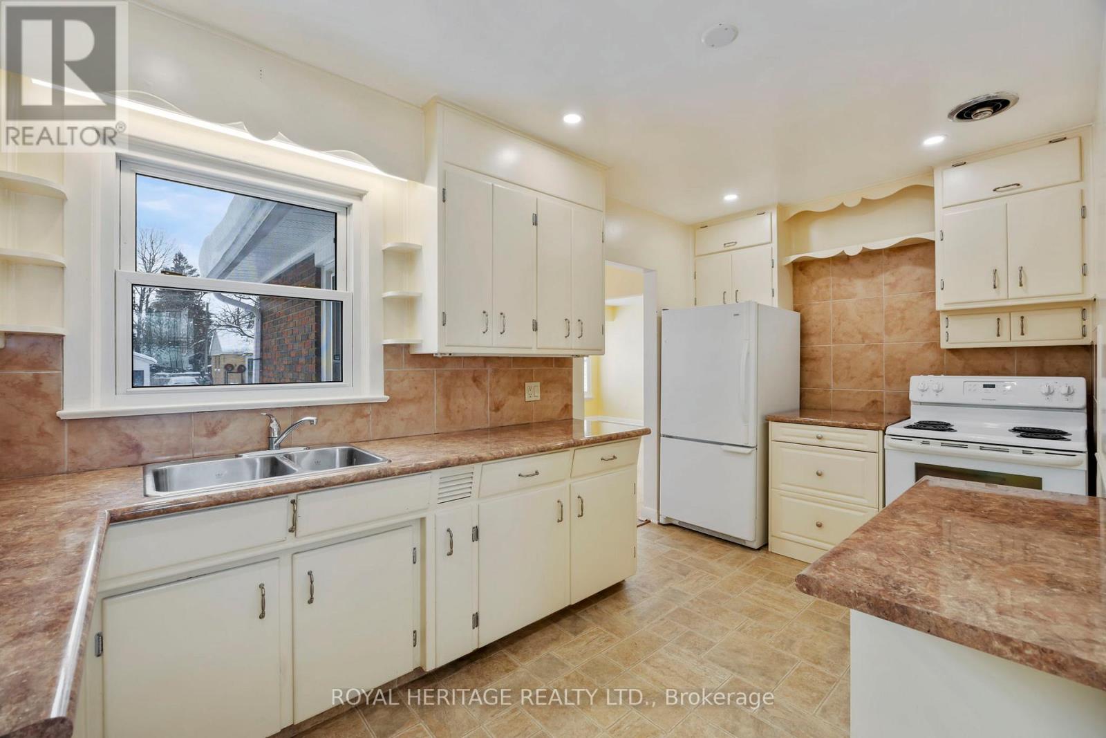 6 Sunset Court, Kawartha Lakes (Lindsay), Ontario  K9V 2S1 - Photo 16 - X12636864