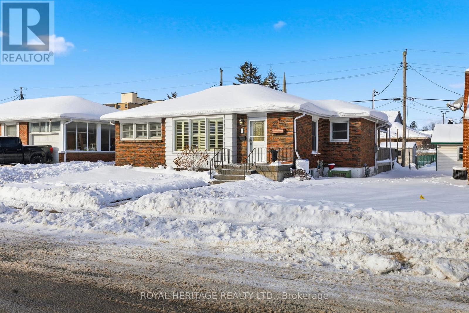 6 Sunset Court, Kawartha Lakes (Lindsay), Ontario  K9V 2S1 - Photo 2 - X12636864