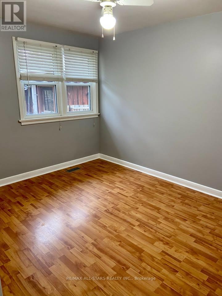 9 Cluxton Street, Peterborough (Northcrest Ward 5), Ontario  K9H 4Y9 - Photo 8 - X12638514