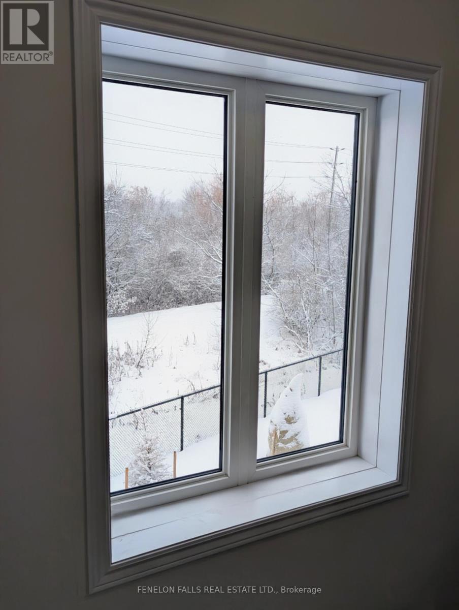 25 Hickey Lane, Kawartha Lakes (Lindsay), Ontario  K9V 0T3 - Photo 10 - X12639802