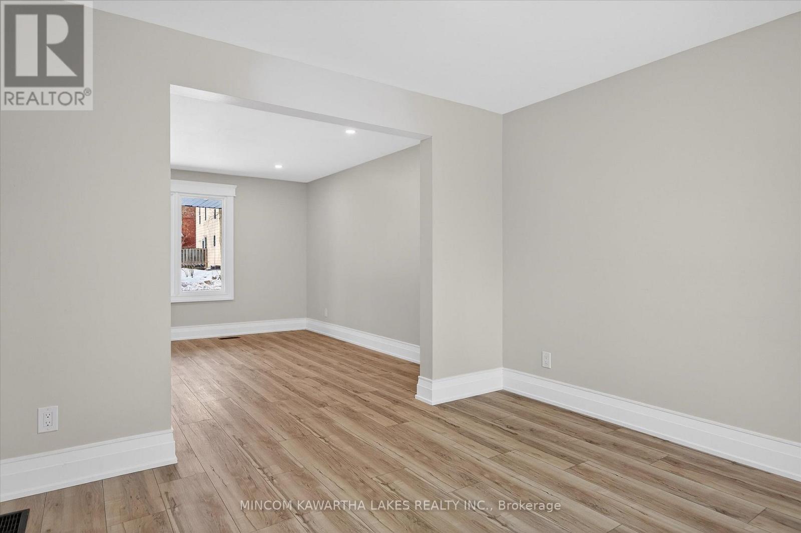 1320 Albertus Avenue, Peterborough (Town Ward 3), Ontario  K9J 7S3 - Photo 13 - X12642962