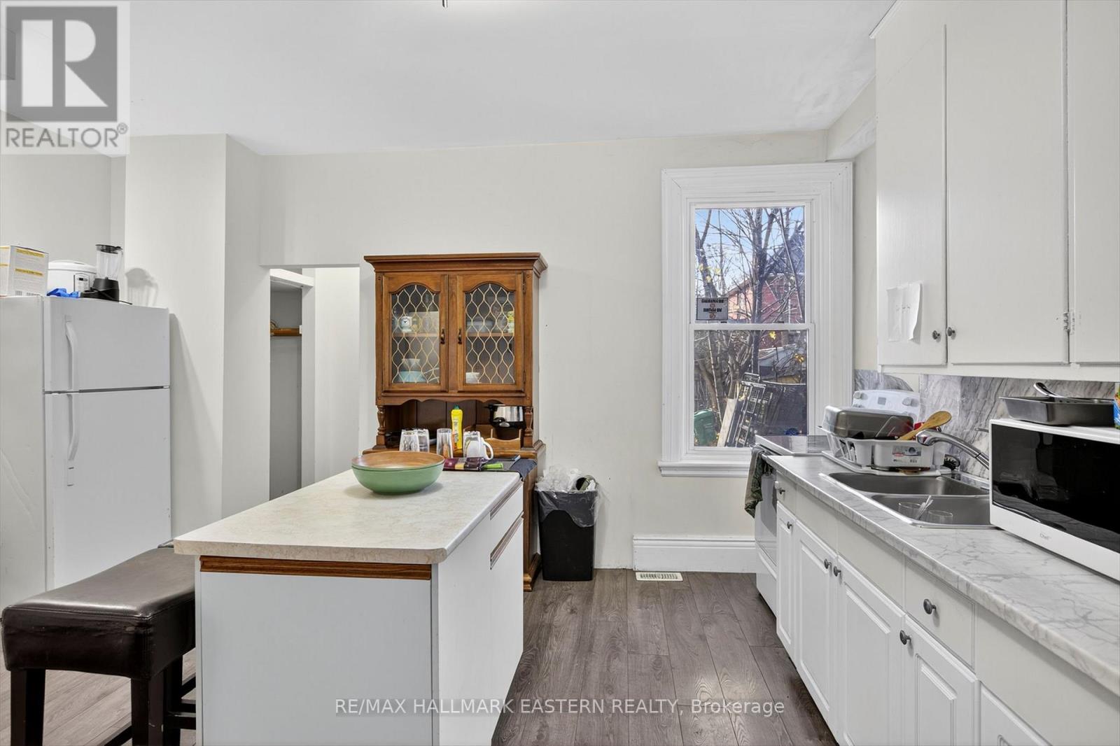 271 Thomas Street, Peterborough (Town Ward 3), Ontario  K9J 5E7 - Photo 5 - X12644024