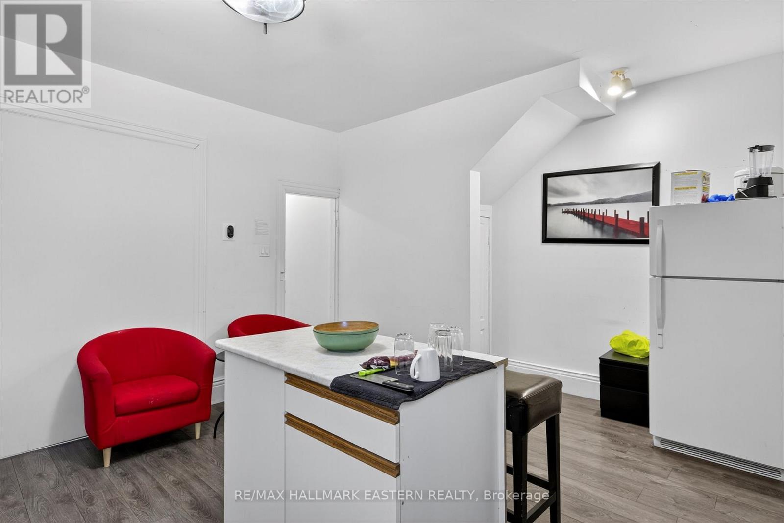 271 Thomas Street, Peterborough (Town Ward 3), Ontario  K9J 5E7 - Photo 6 - X12644024