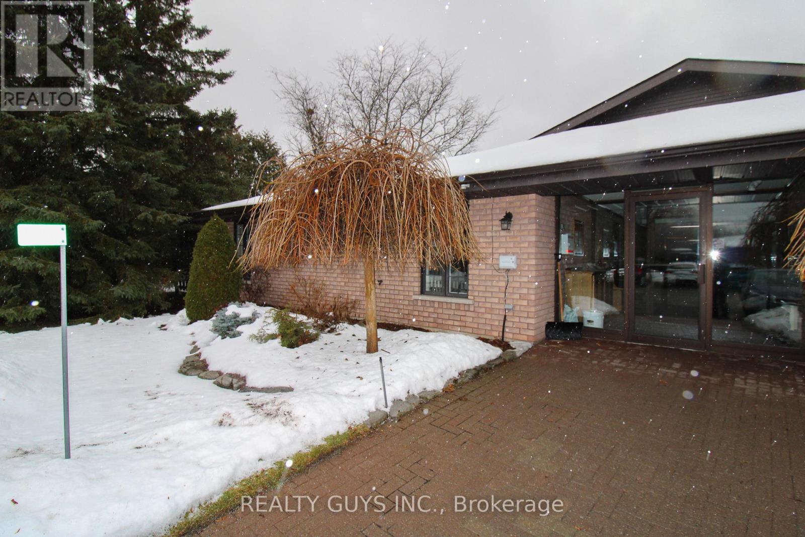 693 Whitaker Street, Peterborough (Ashburnham Ward 4), Ontario  K9H 7K3 - Photo 2 - X12644070