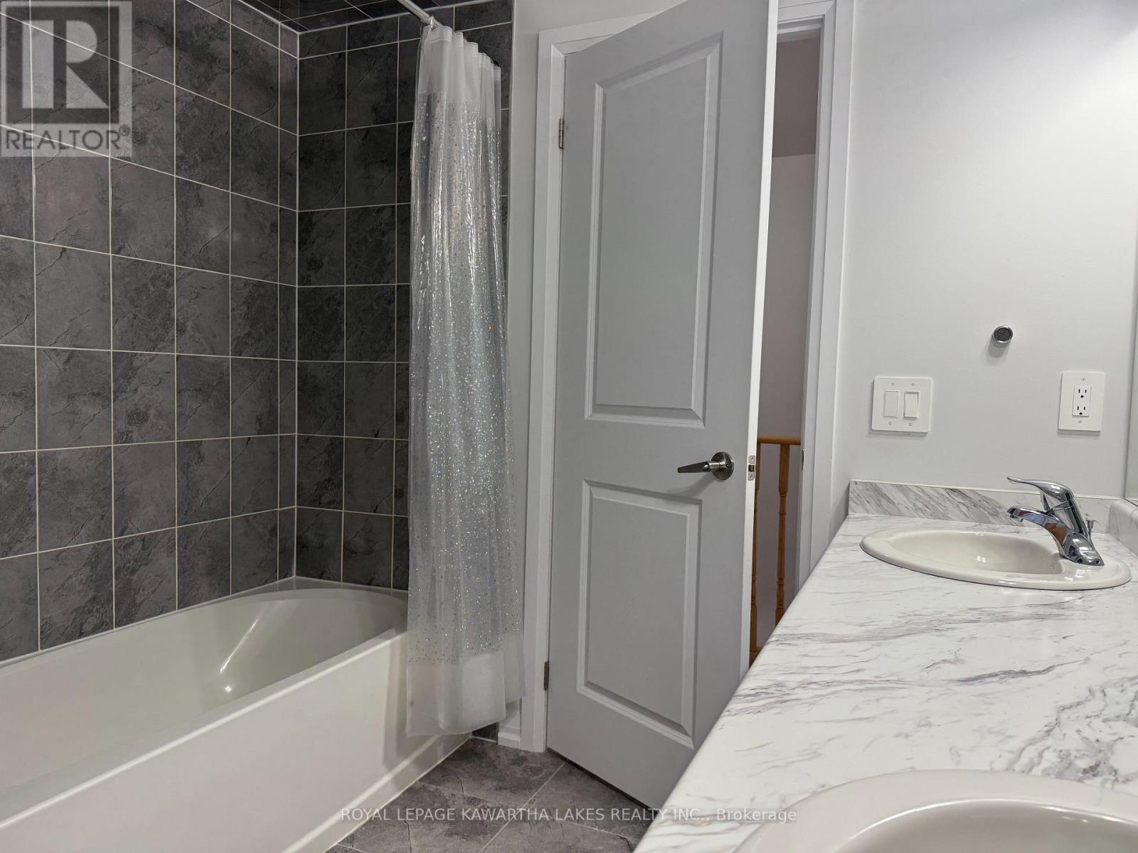 19 Keenan Street, Kawartha Lakes (Lindsay), Ontario  K9V 6C2 - Photo 15 - X12644470