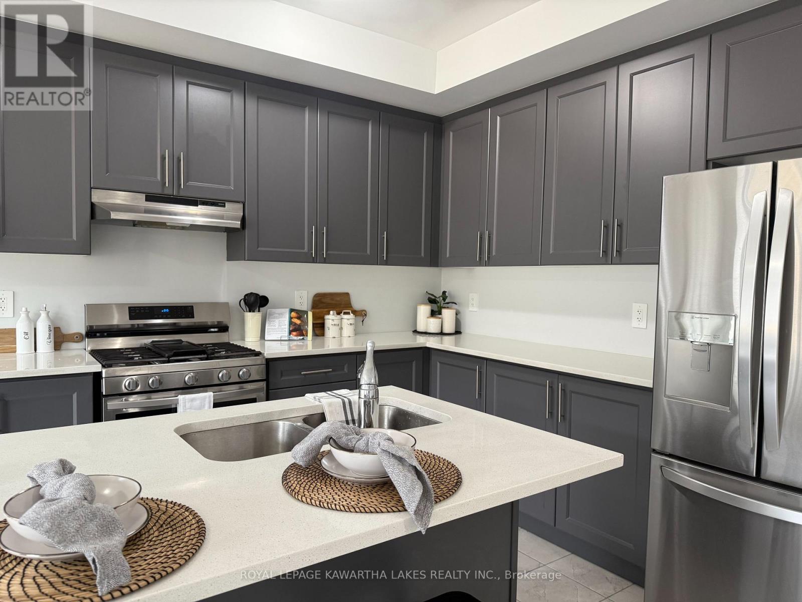 19 Keenan Street, Kawartha Lakes (Lindsay), Ontario  K9V 6C2 - Photo 7 - X12644470