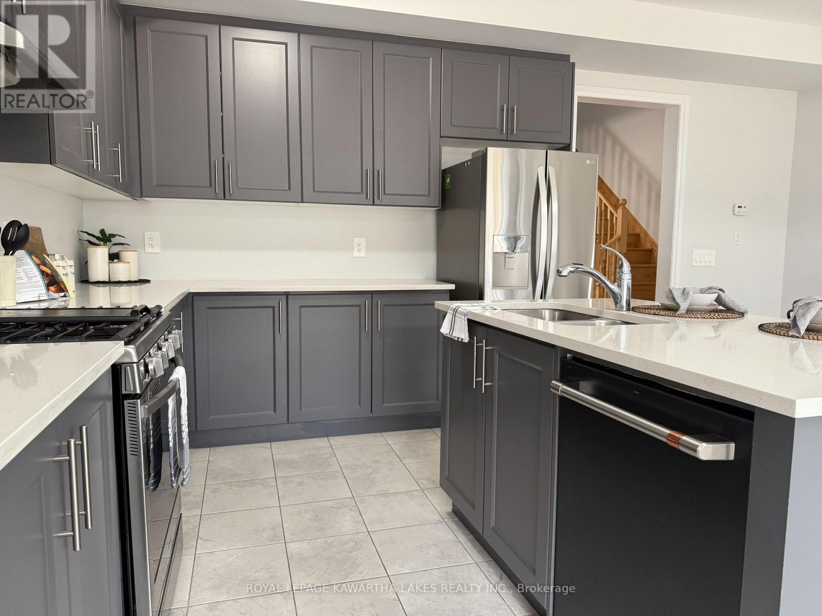 19 Keenan Street, Kawartha Lakes (Lindsay), Ontario  K9V 6C2 - Photo 8 - X12644470