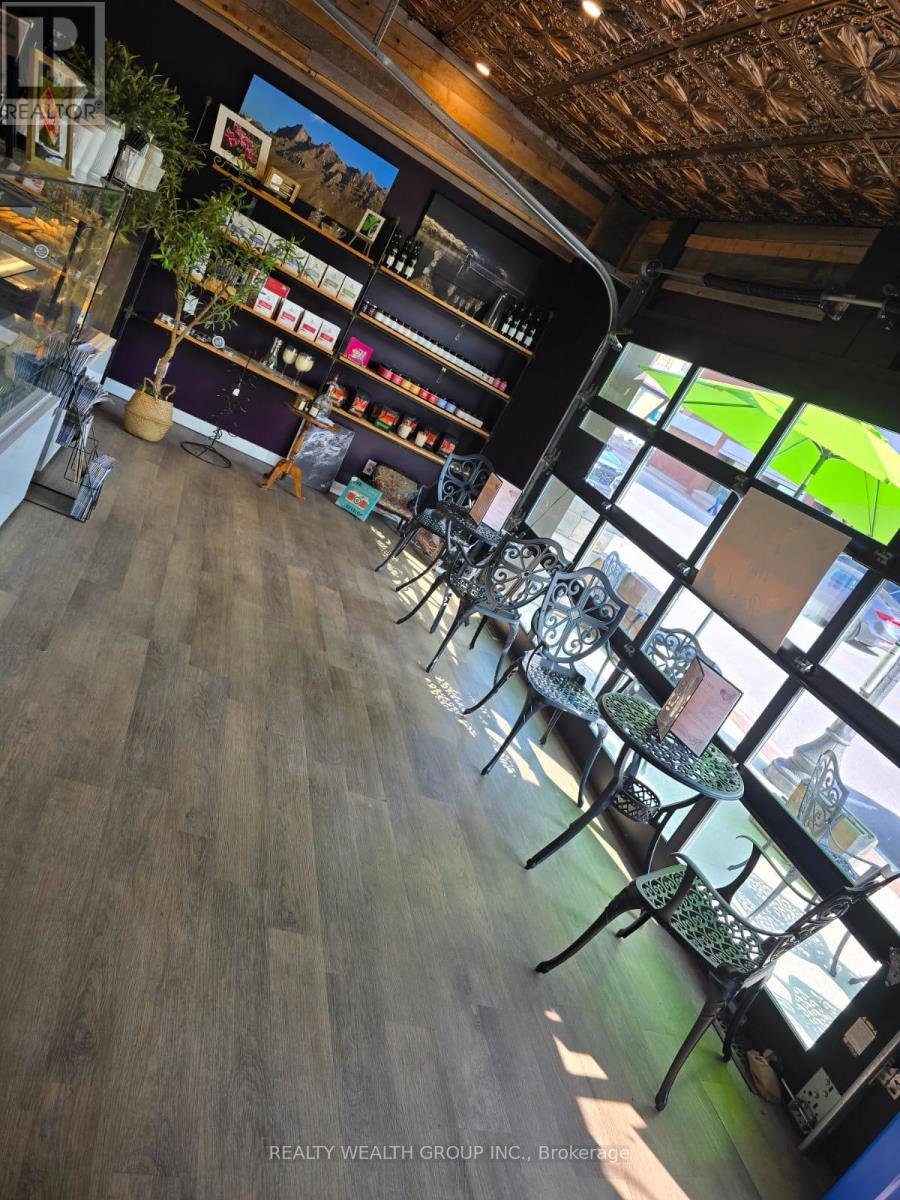 15 Cambridge Street S, Kawartha Lakes (Lindsay), Ontario  K9V 3B7 - Photo 2 - X12646476