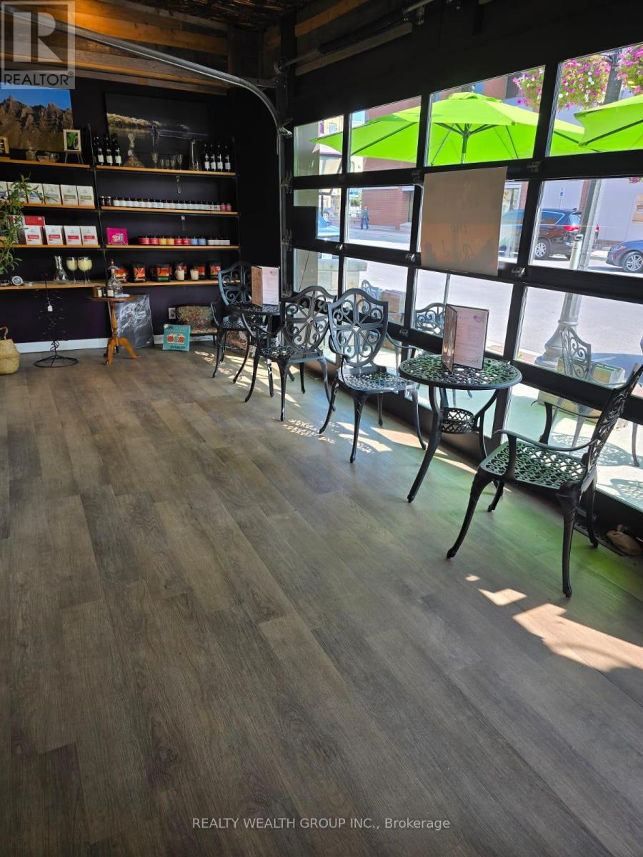 15 Cambridge Street S, Kawartha Lakes (Lindsay), Ontario  K9V 3B7 - Photo 3 - X12646476