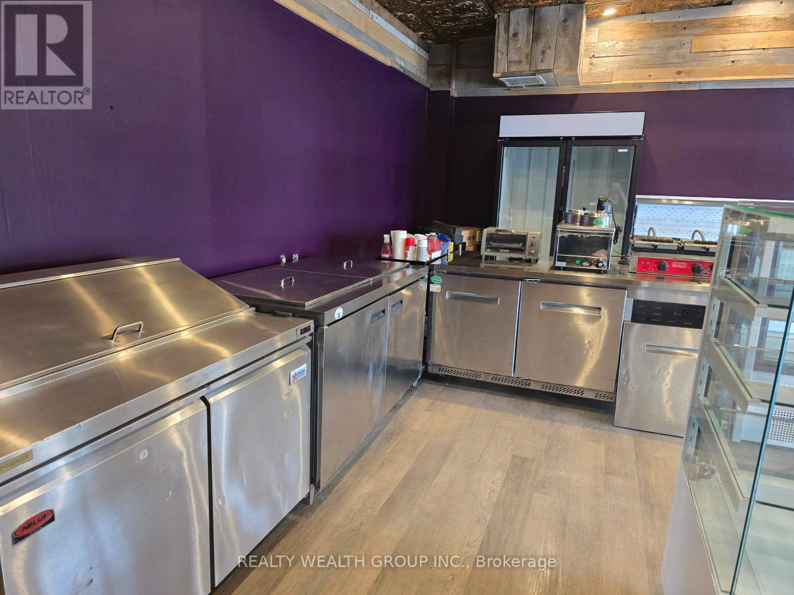 15 Cambridge Street S, Kawartha Lakes (Lindsay), Ontario  K9V 3B7 - Photo 5 - X12646476