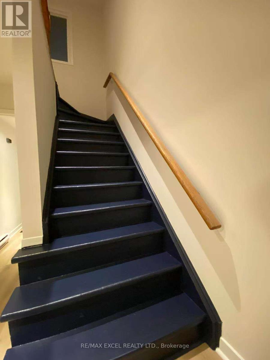 111 Albert Street S, Kawartha Lakes (Lindsay), Ontario  K9V 6G1 - Photo 3 - X12650646