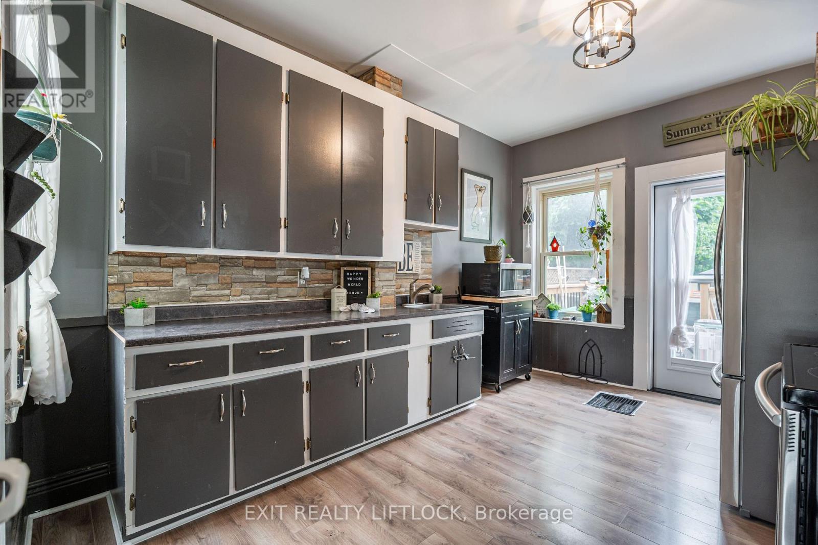 468 Cambridge Street, Peterborough (Town Ward 3), Ontario  K9H 4T3 - Photo 11 - X12652734