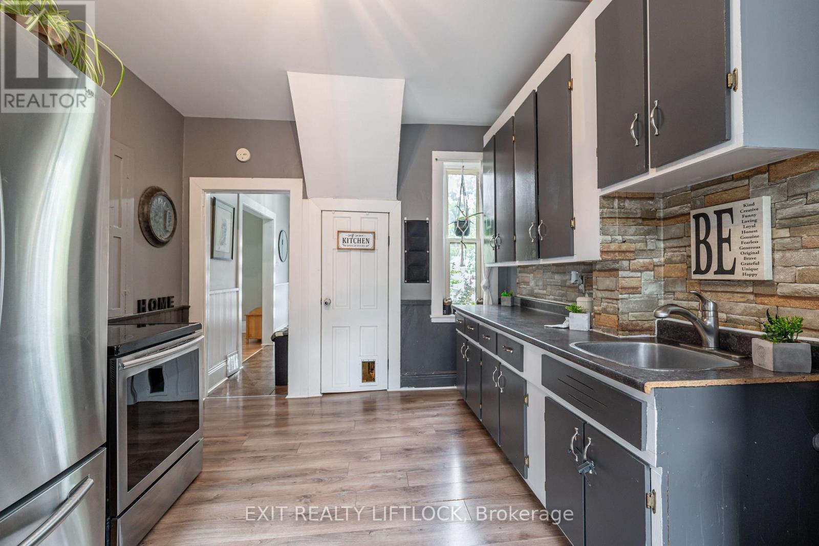 468 Cambridge Street, Peterborough (Town Ward 3), Ontario  K9H 4T3 - Photo 12 - X12652734