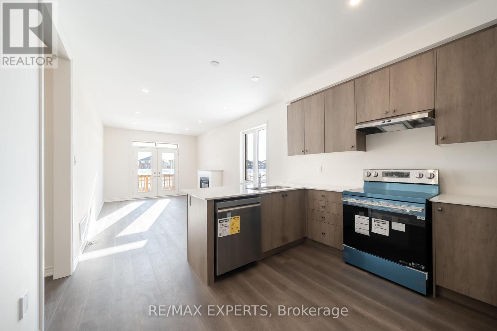 #main - 54 Debois Street, Kawartha Lakes (Lindsay), Ontario  K9V 0S5 - Photo 2 - X12656436