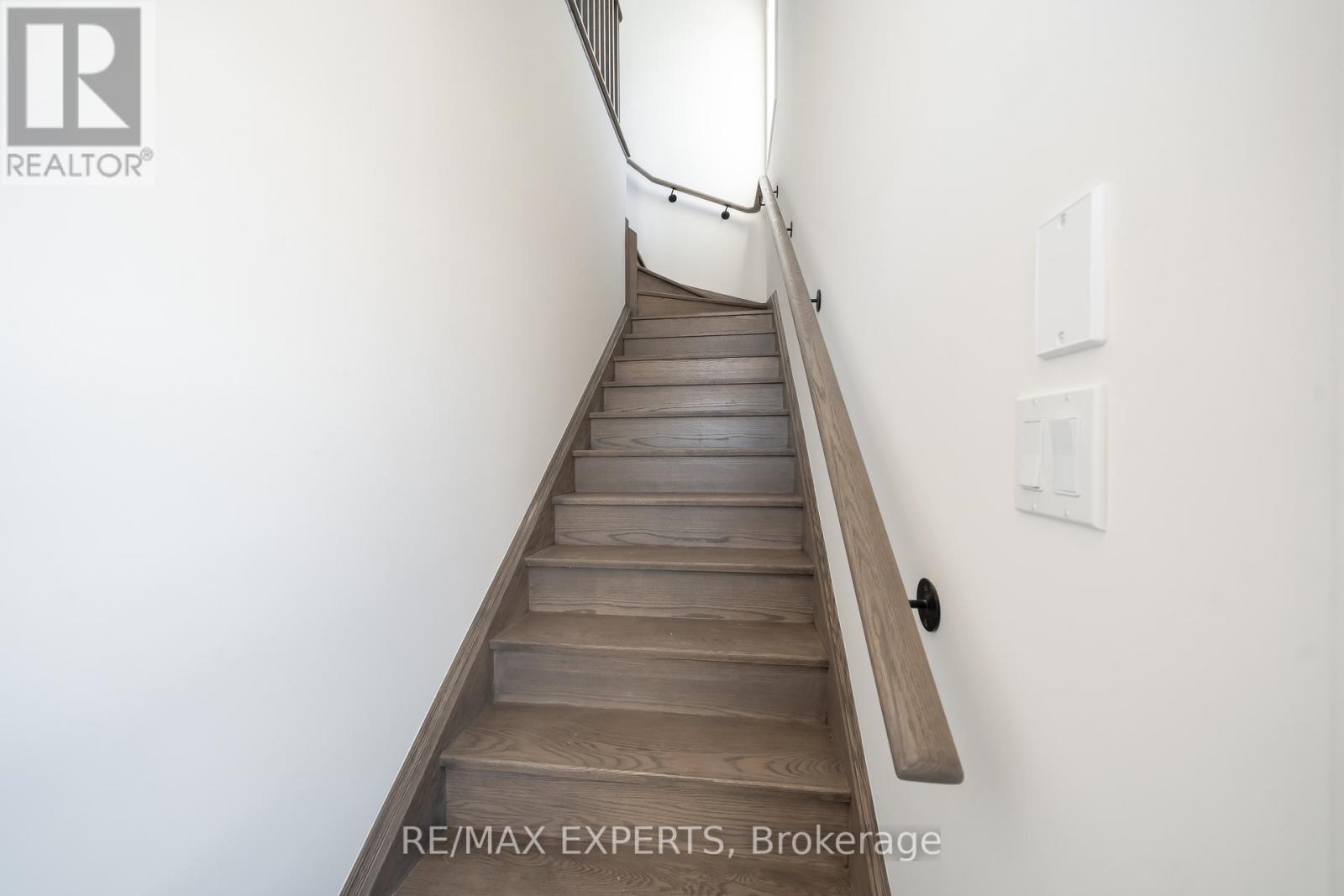 #2nd Flr - 54 Debois Street, Kawartha Lakes (Lindsay), Ontario  K9V 0S5 - Photo 2 - X12656446