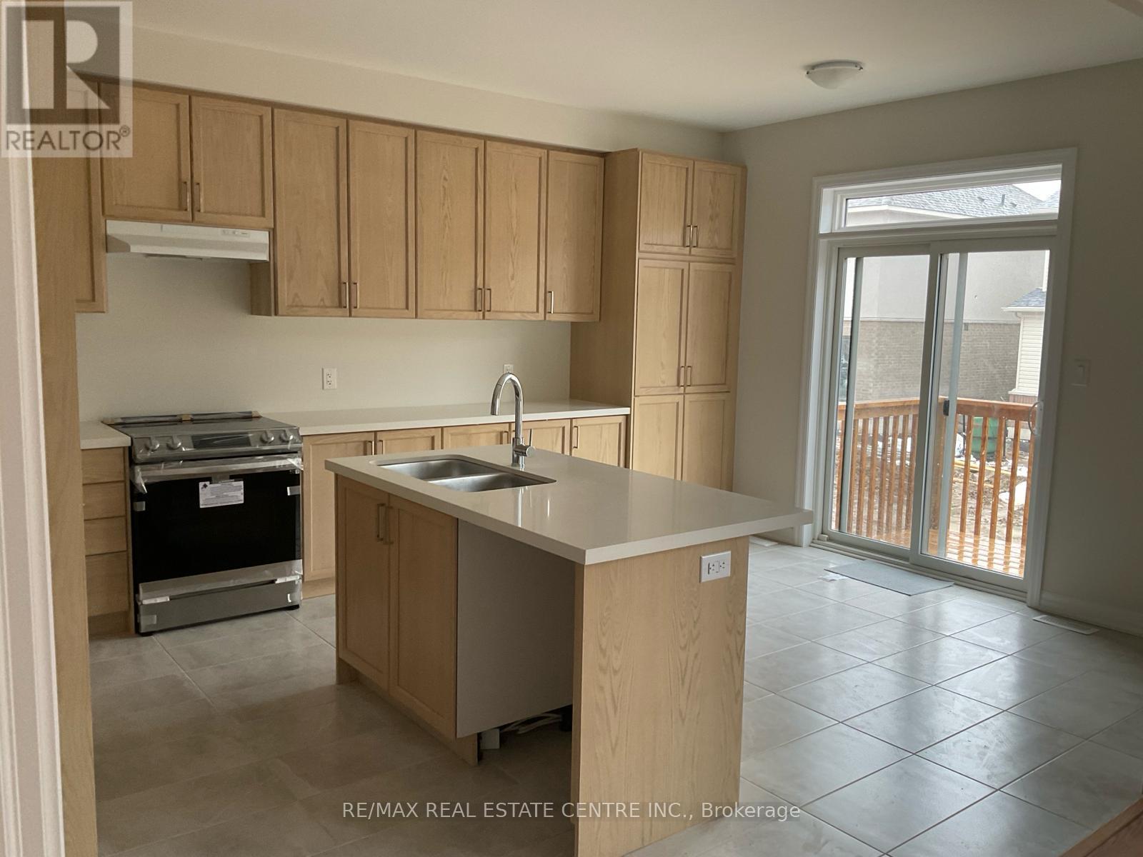 19 Northrop Avenue, Clarington (Newcastle), Ontario  L1B 1G9 - Photo 3 - E12659488