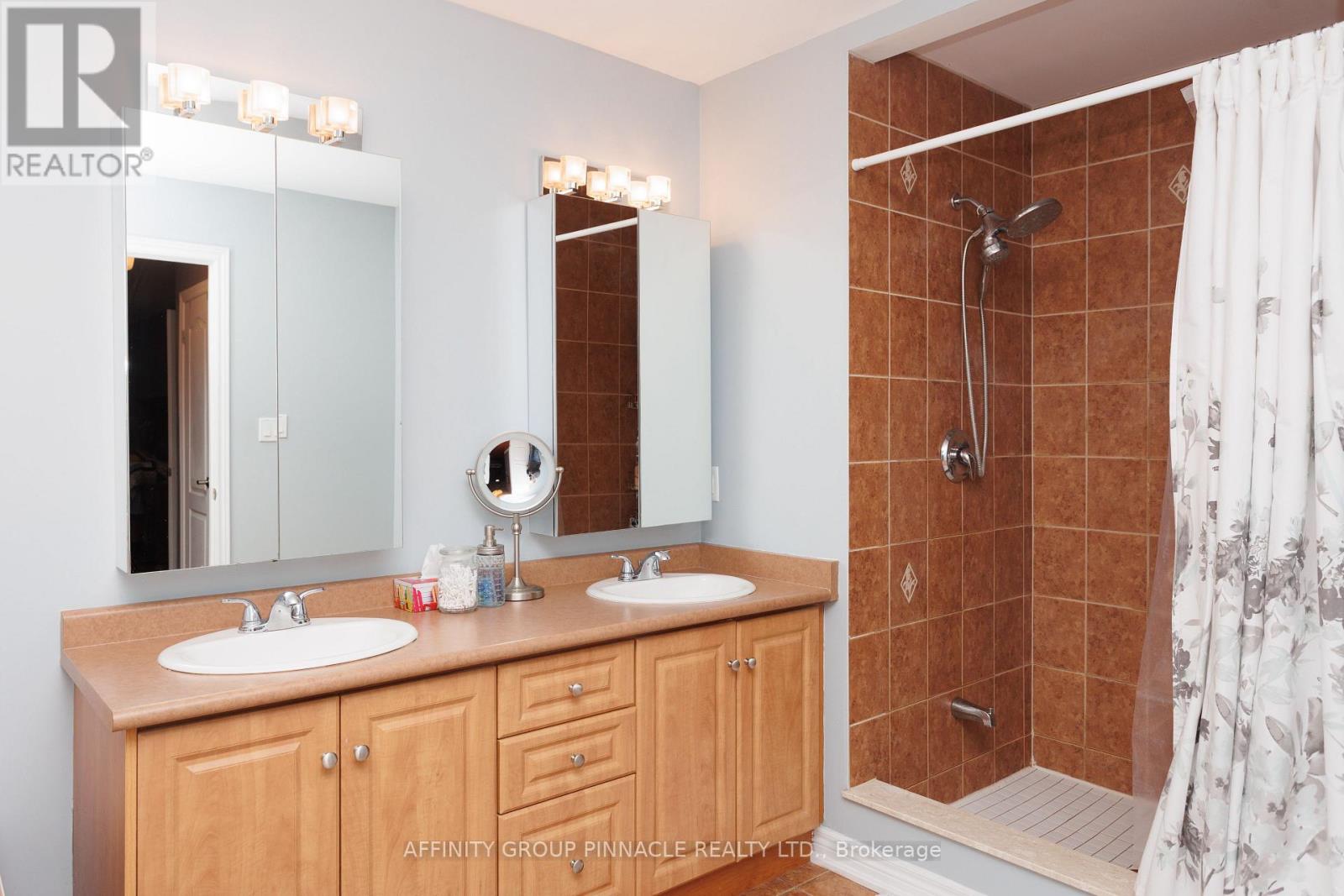 8 Horton Place, Kawartha Lakes (Lindsay), Ontario  K9V 0C2 - Photo 25 - X12661864