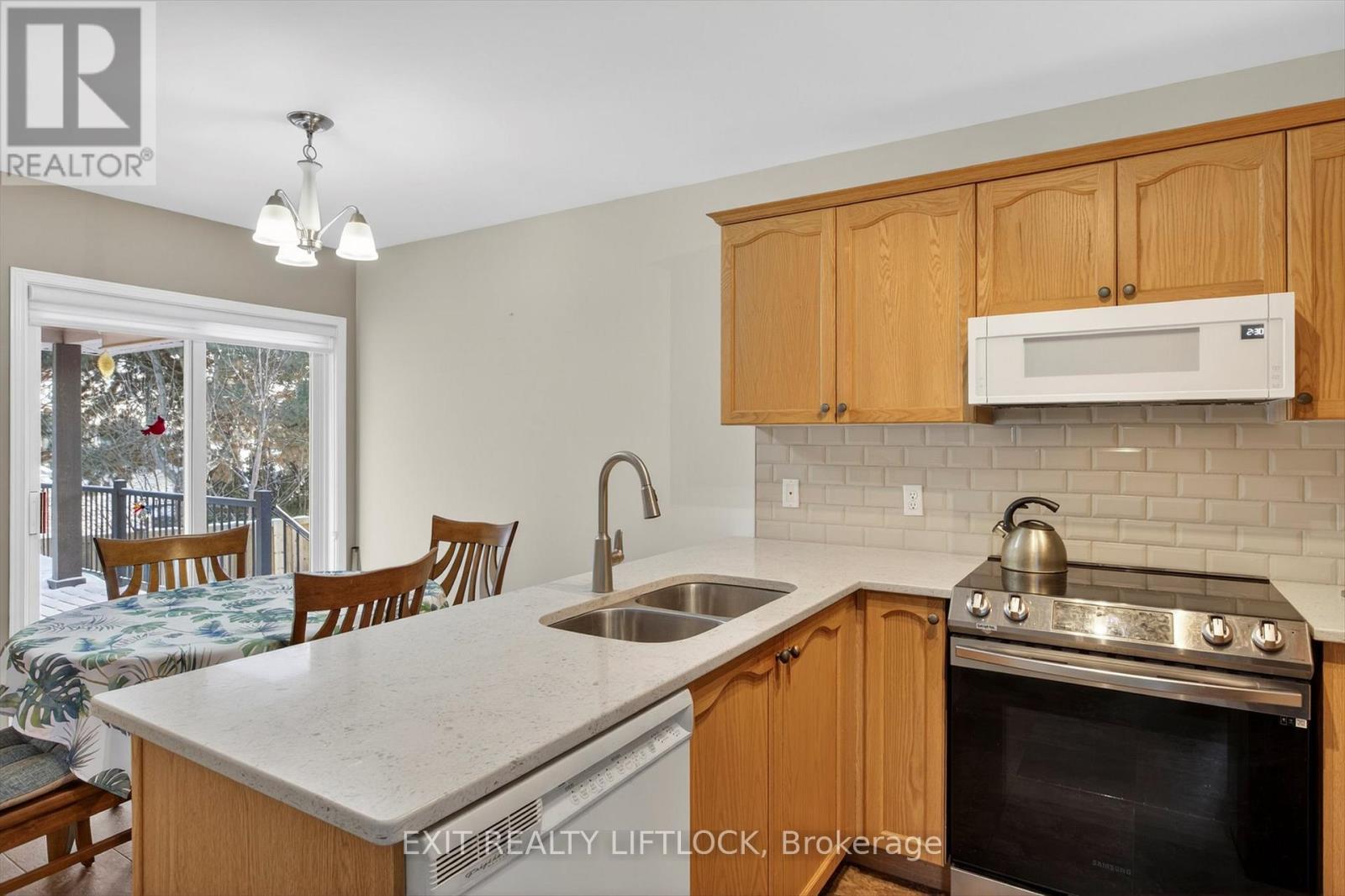 831 Wentworth Street, Peterborough (Otonabee Ward 1), Ontario  K9J 8R7 - Photo 11 - X12662682