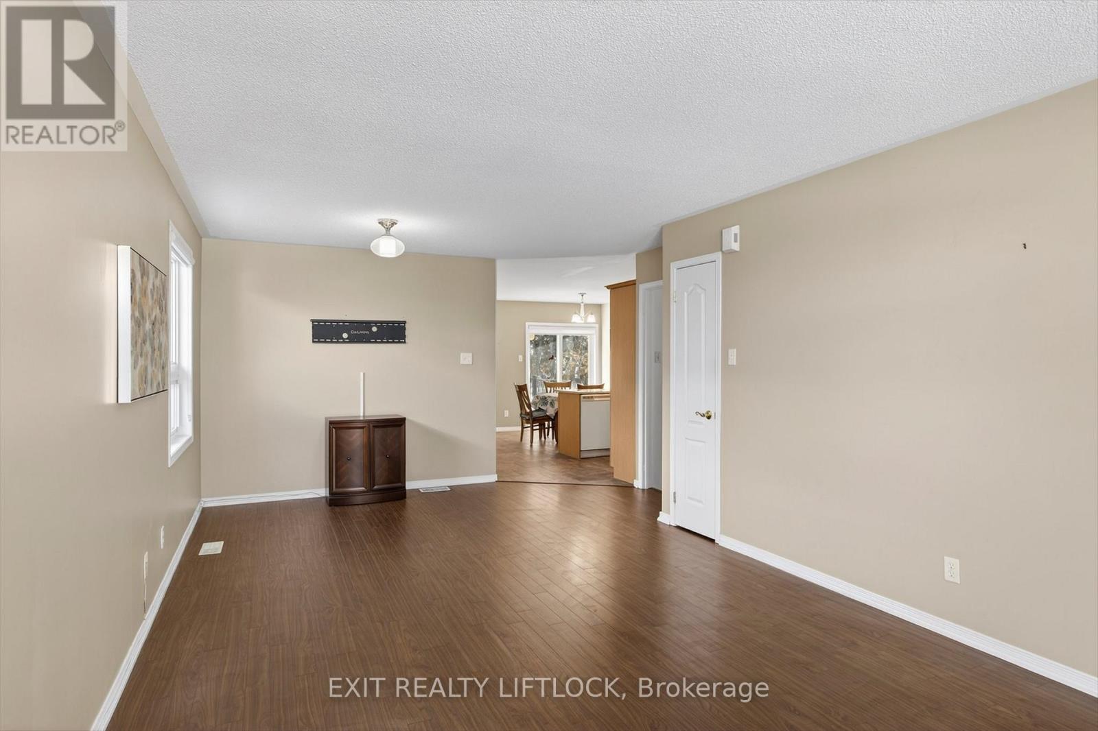 831 Wentworth Street, Peterborough (Otonabee Ward 1), Ontario  K9J 8R7 - Photo 6 - X12662682