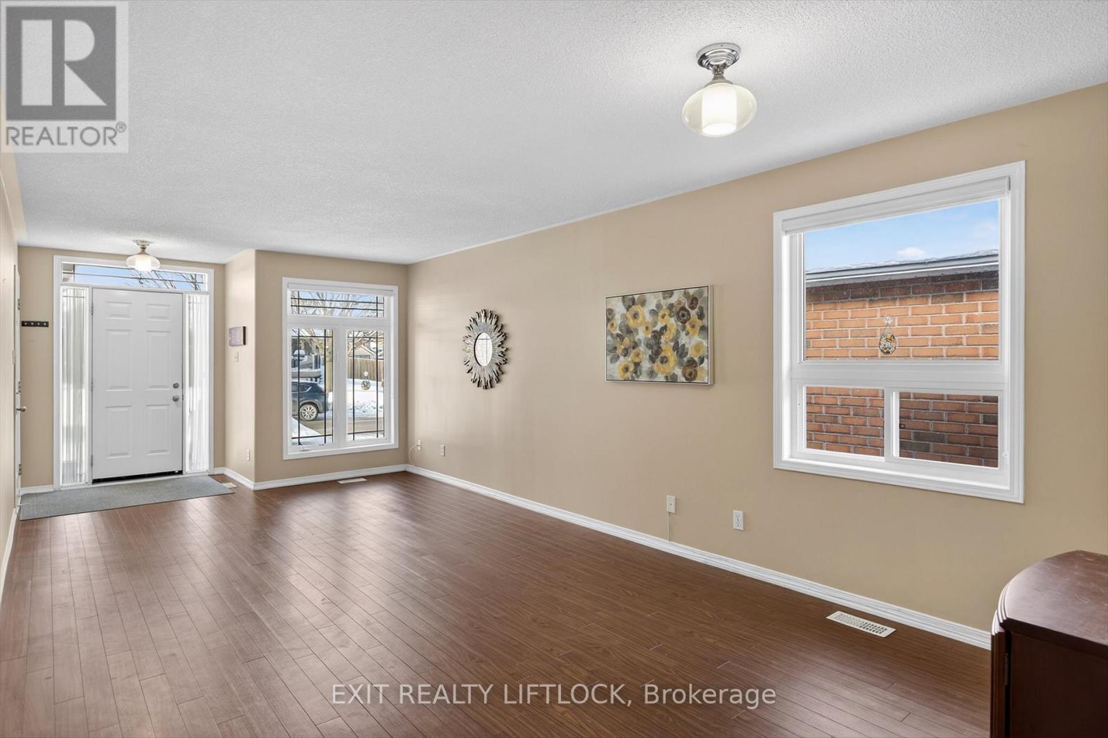 831 Wentworth Street, Peterborough (Otonabee Ward 1), Ontario  K9J 8R7 - Photo 7 - X12662682