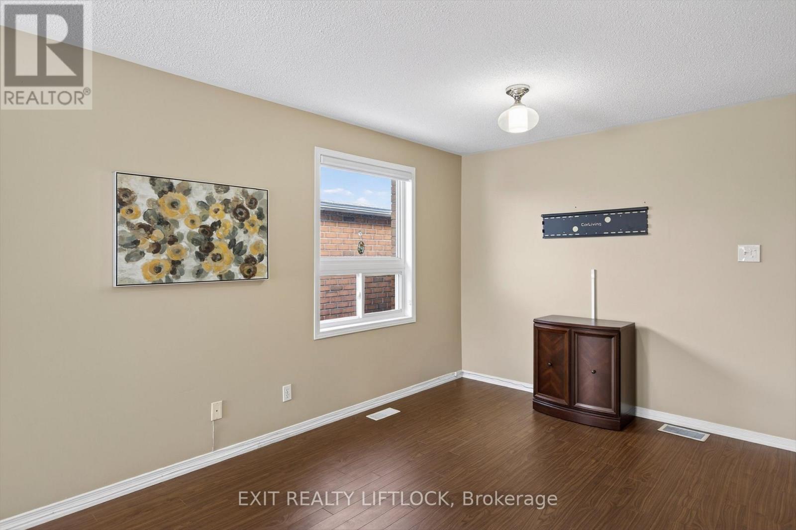 831 Wentworth Street, Peterborough (Otonabee Ward 1), Ontario  K9J 8R7 - Photo 9 - X12662682