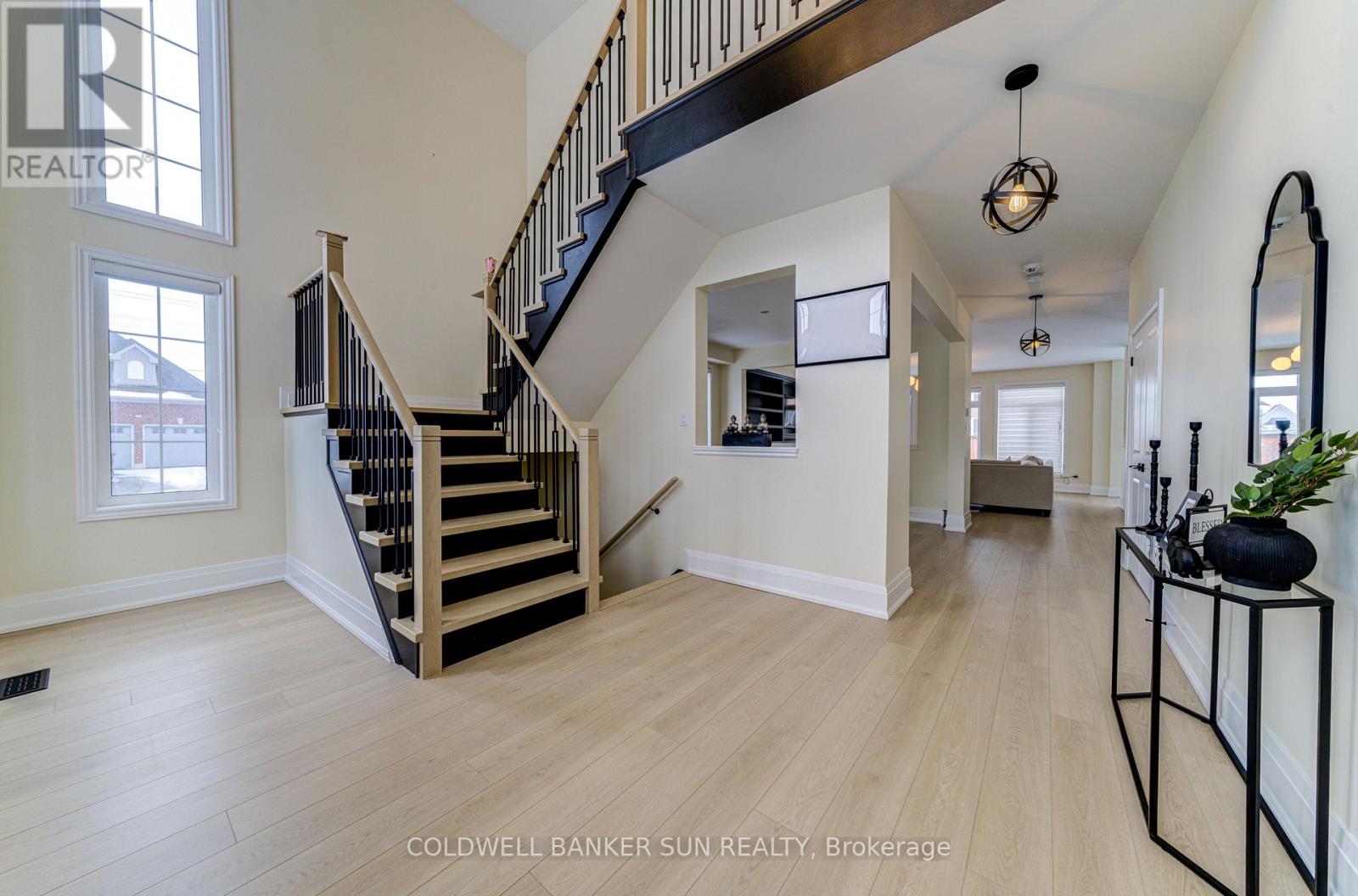 33 Ellis Crescent, Kawartha Lakes (Lindsay), Ontario  K9V 0A5 - Photo 5 - X12662838