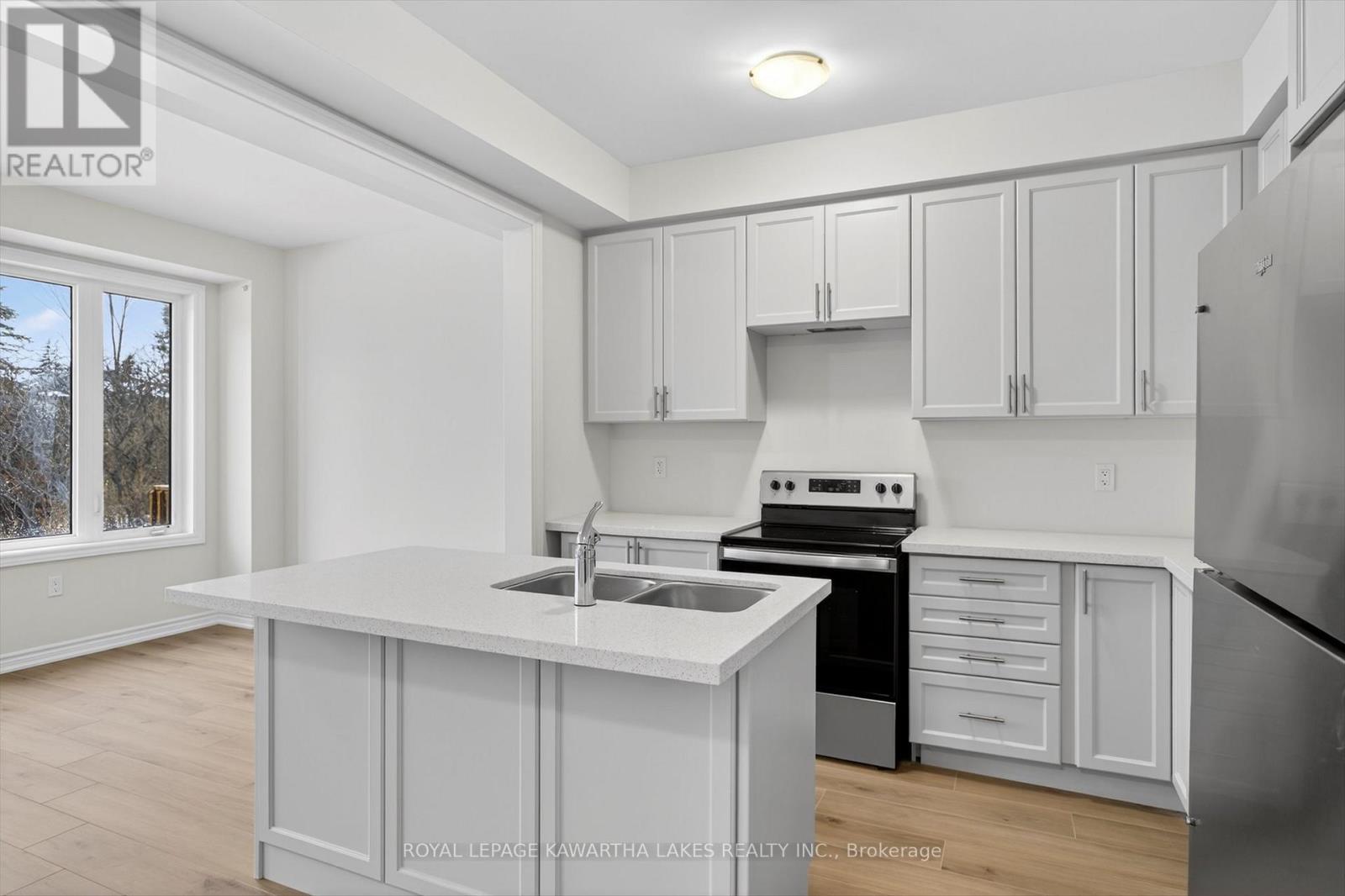 71 Watts Mew, Kawartha Lakes (Lindsay), Ontario  K9V 0T3 - Photo 12 - X12665320