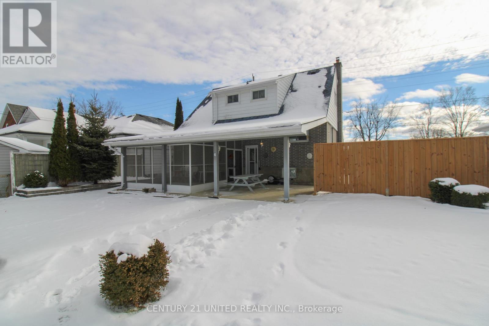 636 Cameron Street, Peterborough (Otonabee Ward 1), Ontario  K9J 3Z8 - Photo 3 - X12676872