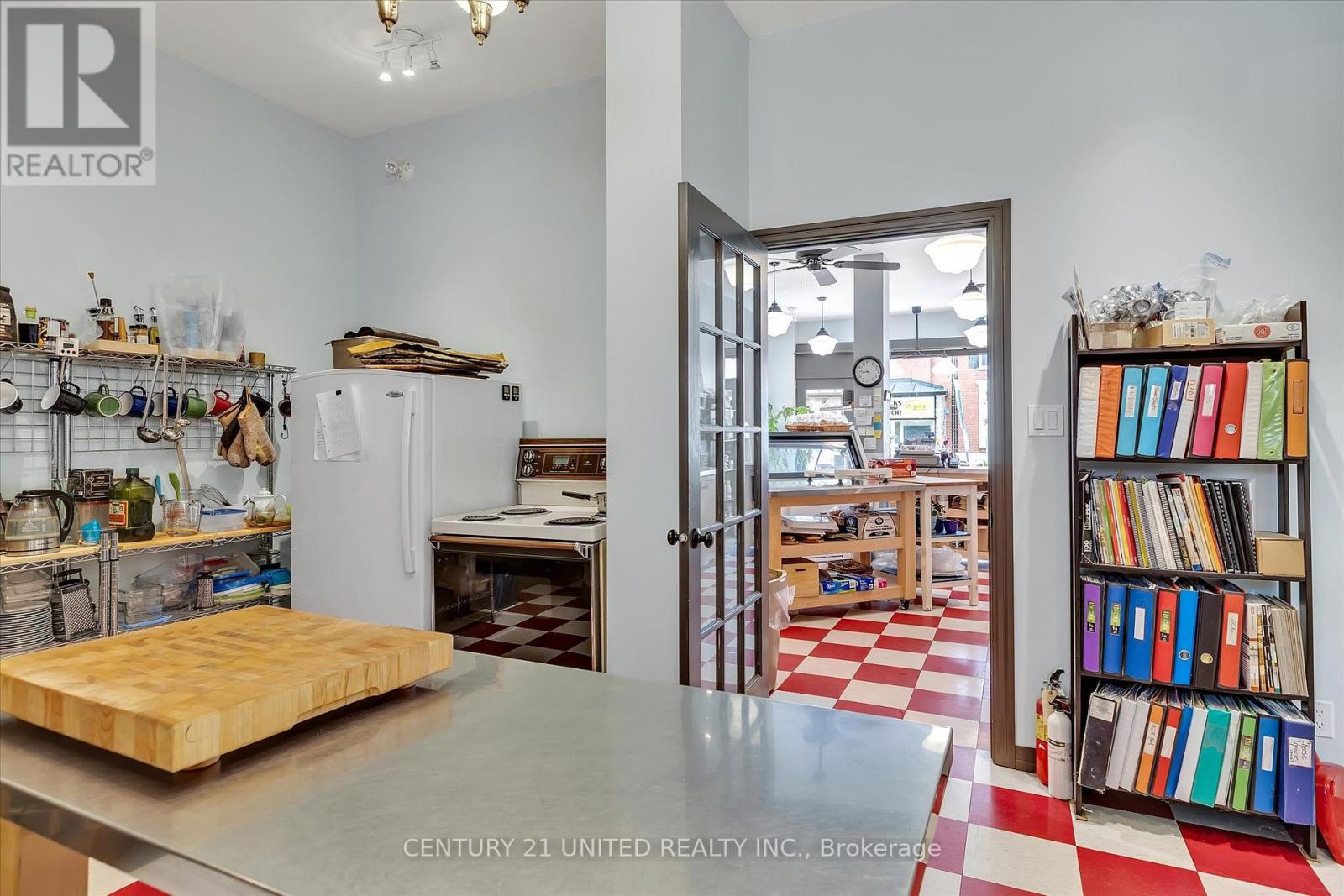 330-334 Charlotte Street W, Peterborough (Town Ward 3), Ontario  K9J 2V9 - Photo 37 - X12676944