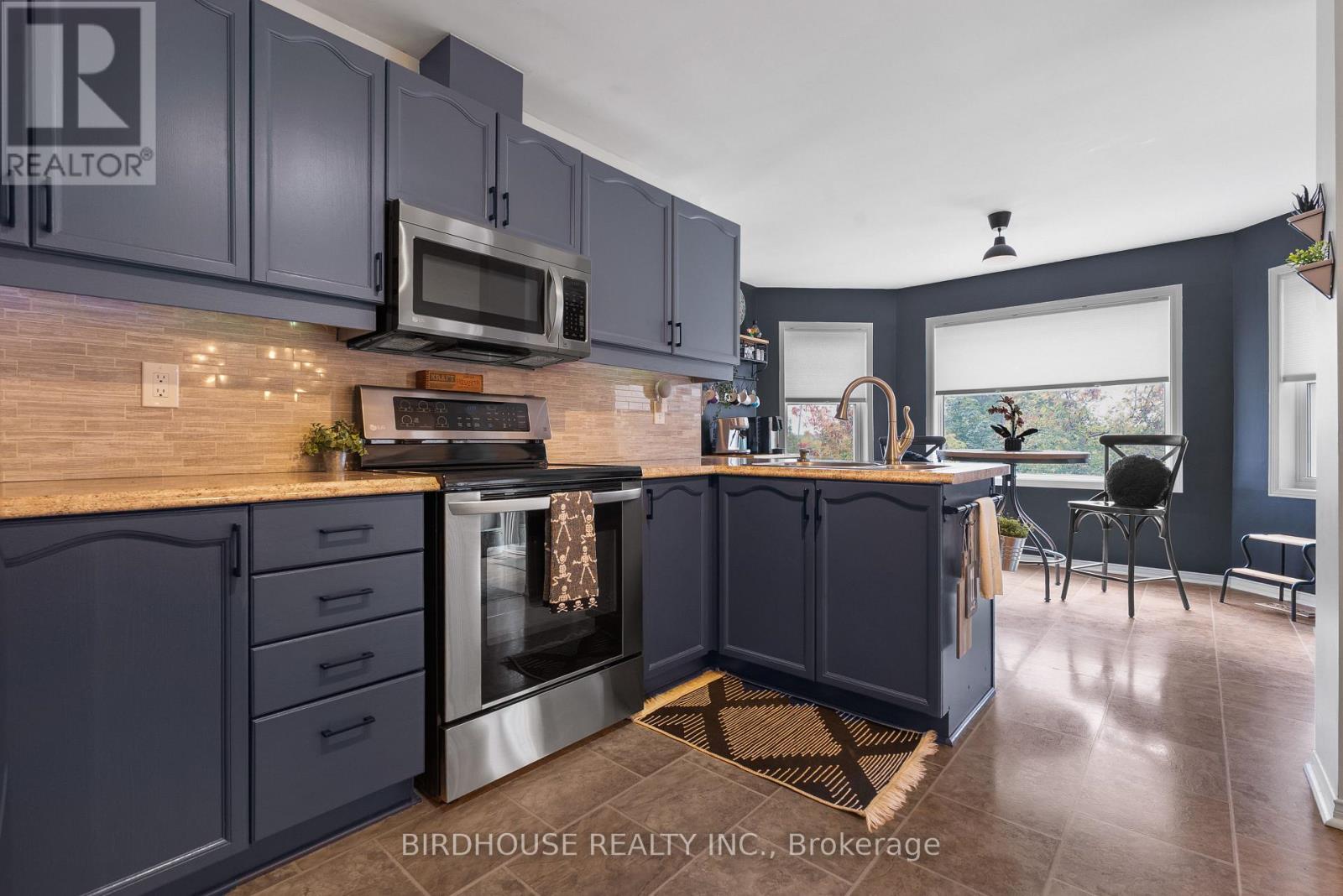 56 Champlain Boulevard, Kawartha Lakes (Lindsay), Ontario  K9V 4R1 - Photo 8 - X12679544