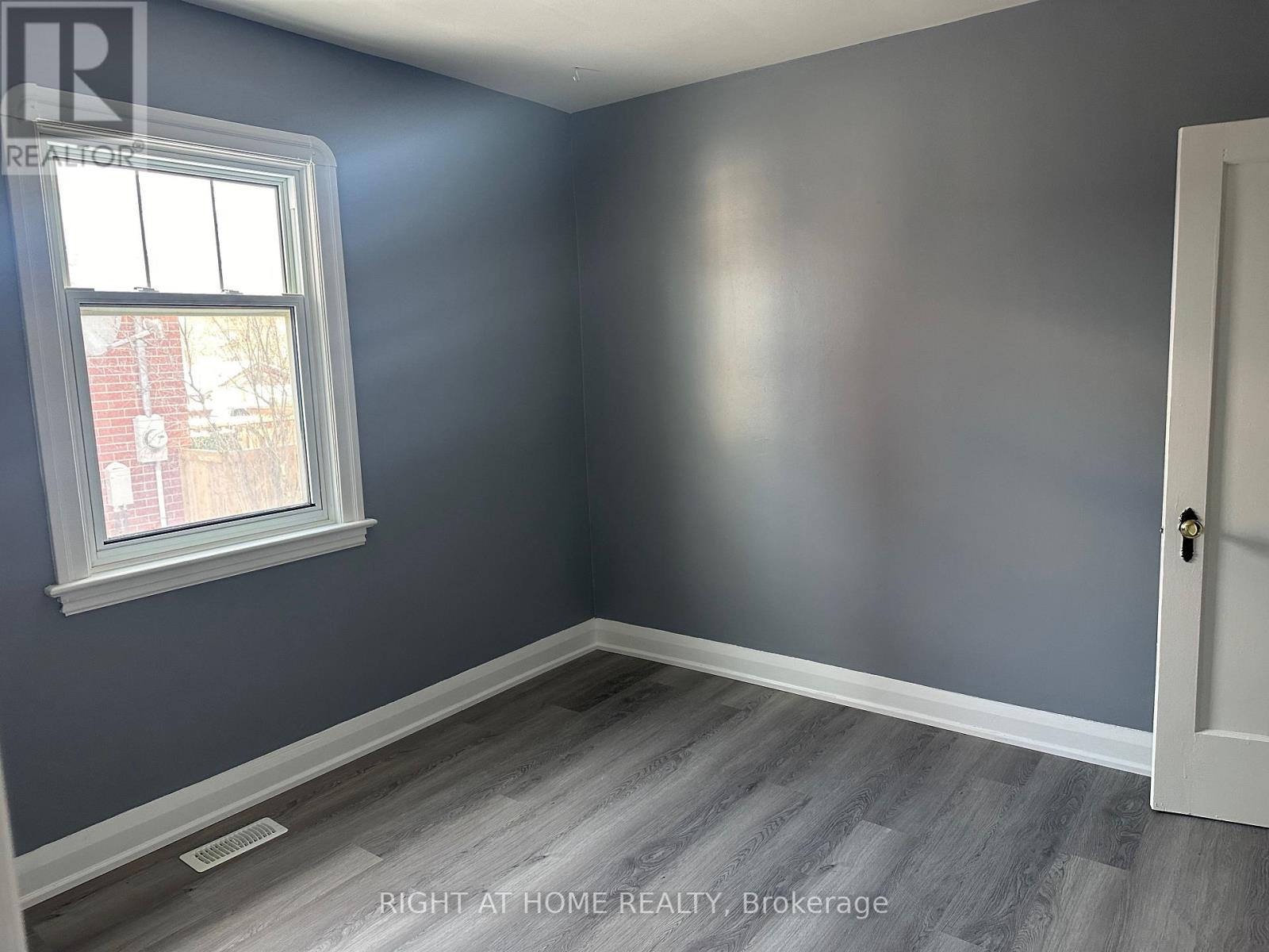 563 Mccannan Avenue, Peterborough (Town Ward 3), Ontario  K9J 4J7 - Photo 12 - X12681616