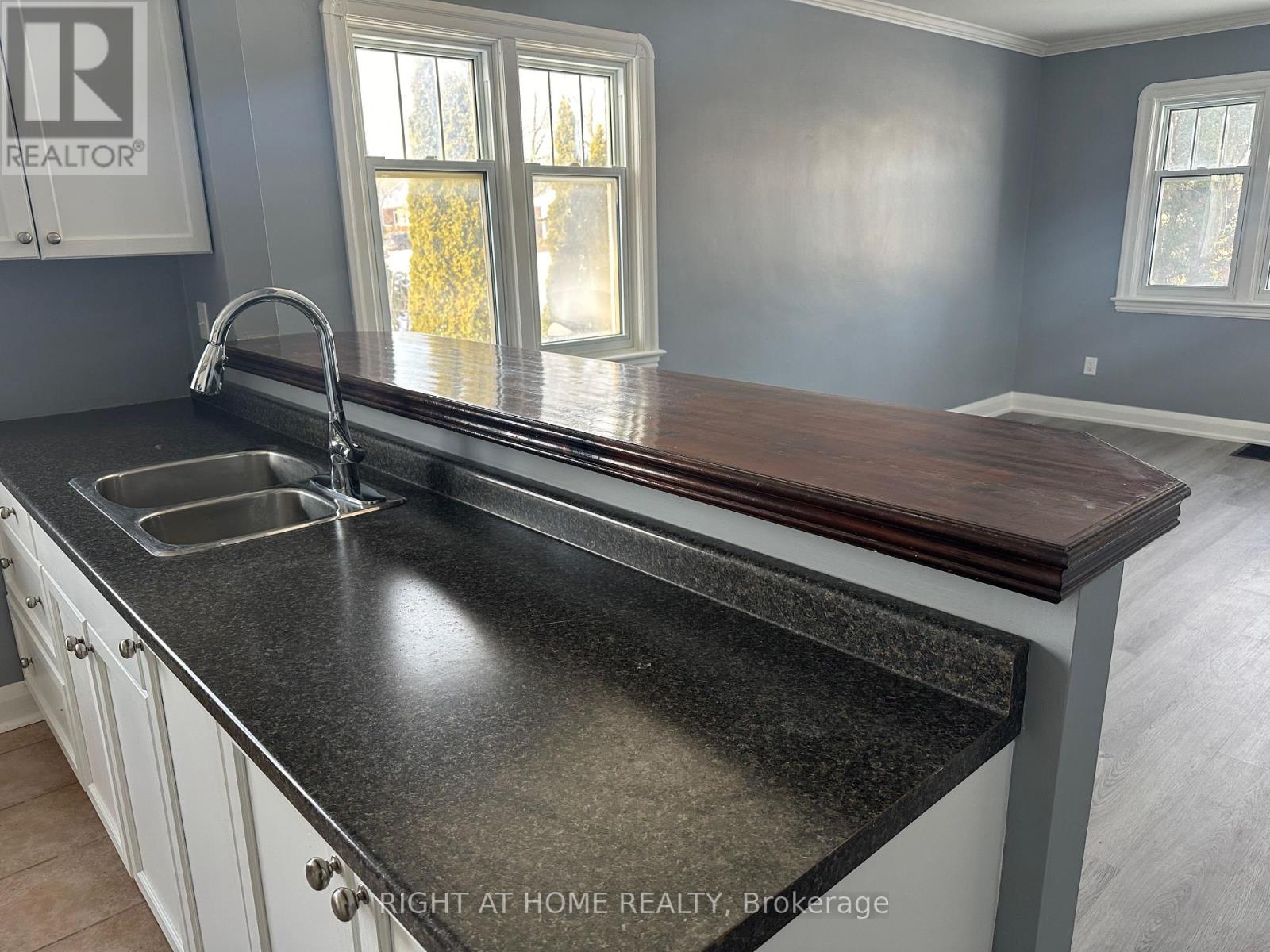 563 Mccannan Avenue, Peterborough (Town Ward 3), Ontario  K9J 4J7 - Photo 13 - X12681616