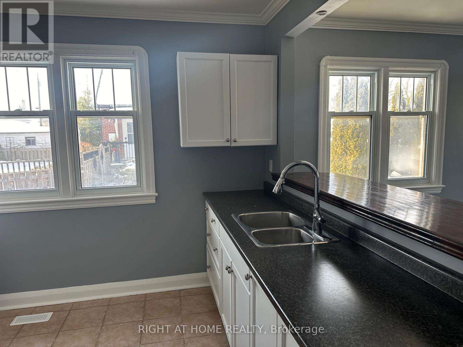 563 Mccannan Avenue, Peterborough (Town Ward 3), Ontario  K9J 4J7 - Photo 14 - X12681616