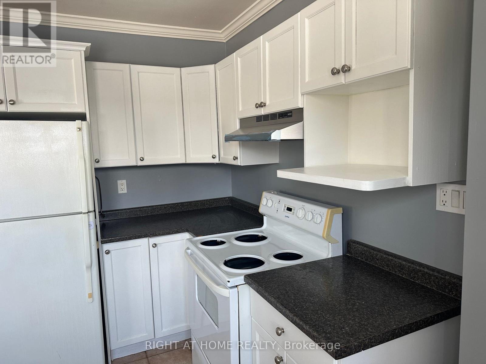 563 Mccannan Avenue, Peterborough (Town Ward 3), Ontario  K9J 4J7 - Photo 15 - X12681616