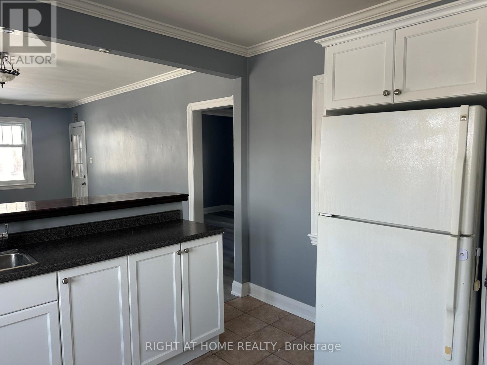 563 Mccannan Avenue, Peterborough (Town Ward 3), Ontario  K9J 4J7 - Photo 17 - X12681616