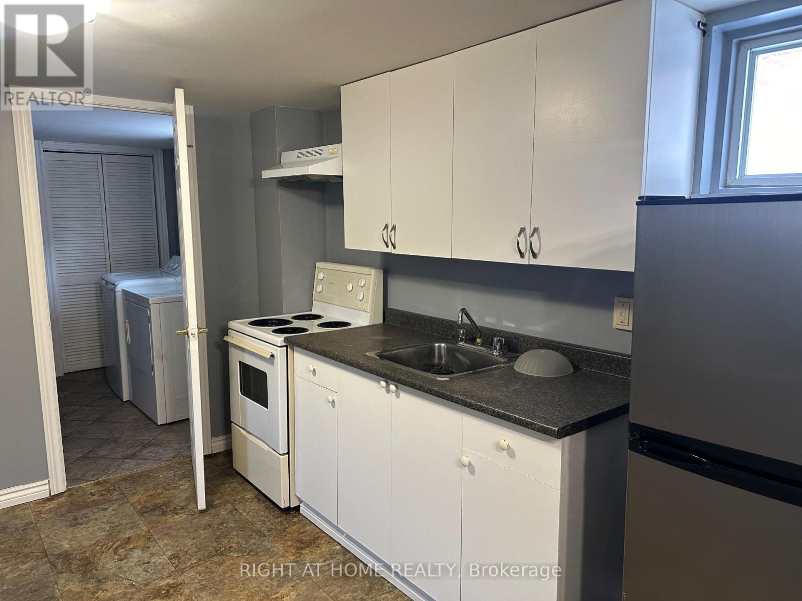 563 Mccannan Avenue, Peterborough (Town Ward 3), Ontario  K9J 4J7 - Photo 21 - X12681616