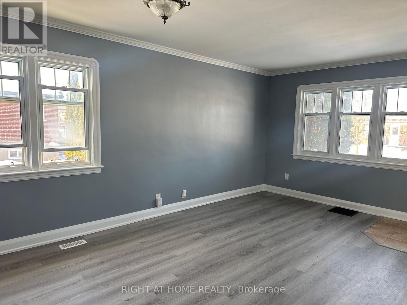 563 Mccannan Avenue, Peterborough (Town Ward 3), Ontario  K9J 4J7 - Photo 4 - X12681616